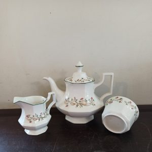 Vintage Teapot Set. Teapot, Milk Jug And Sugar Bowl. Very Good To Excellent Condition.