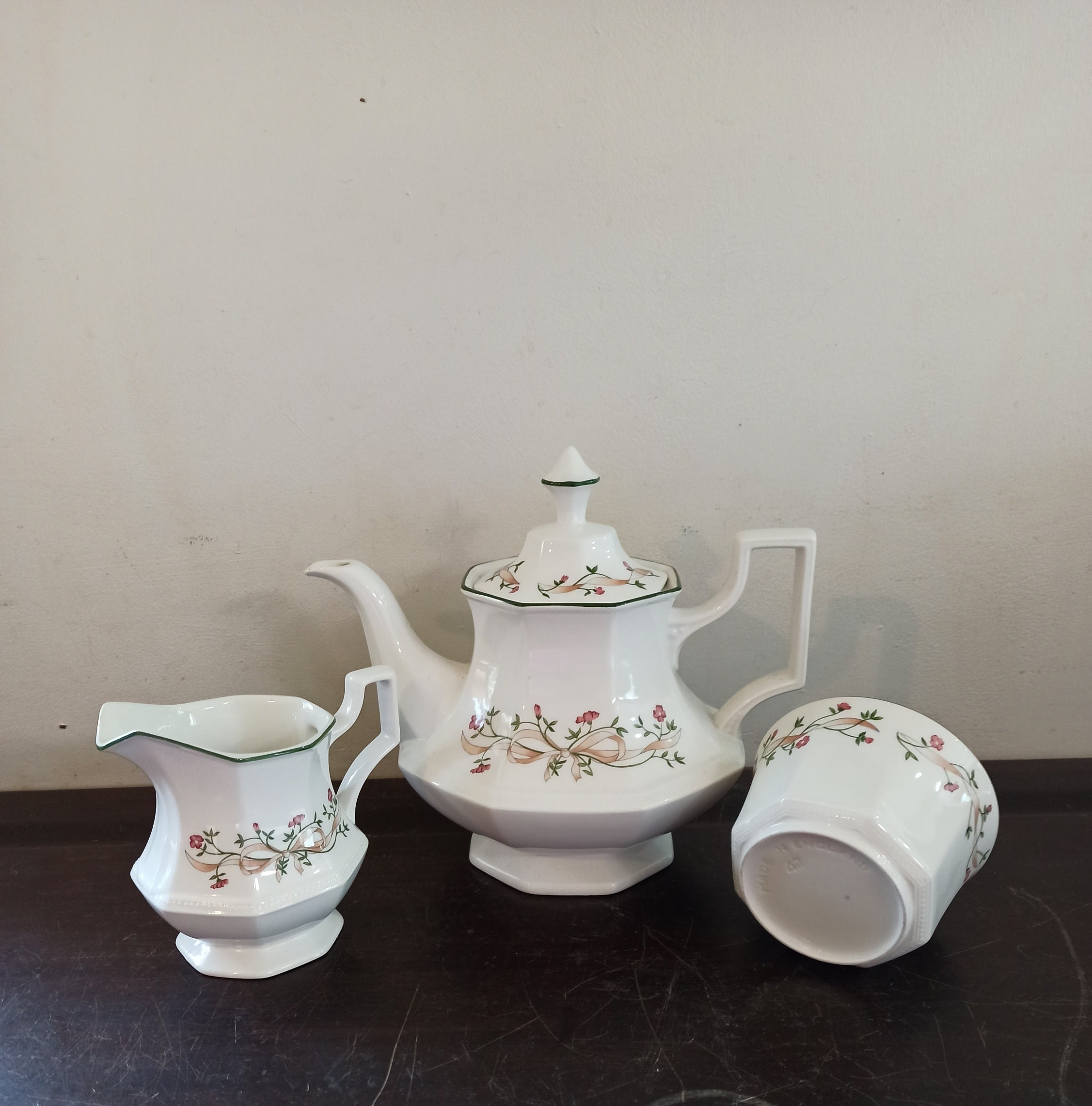 Vintage Teapot Set. Teapot, Milk Jug And Sugar Bowl. Very Good To Excellent Condition.