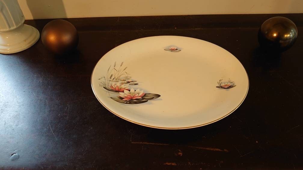 Alfred Meakin Water Lily Oval Serving Platter or Sandwich Plate. Very Good Condition.