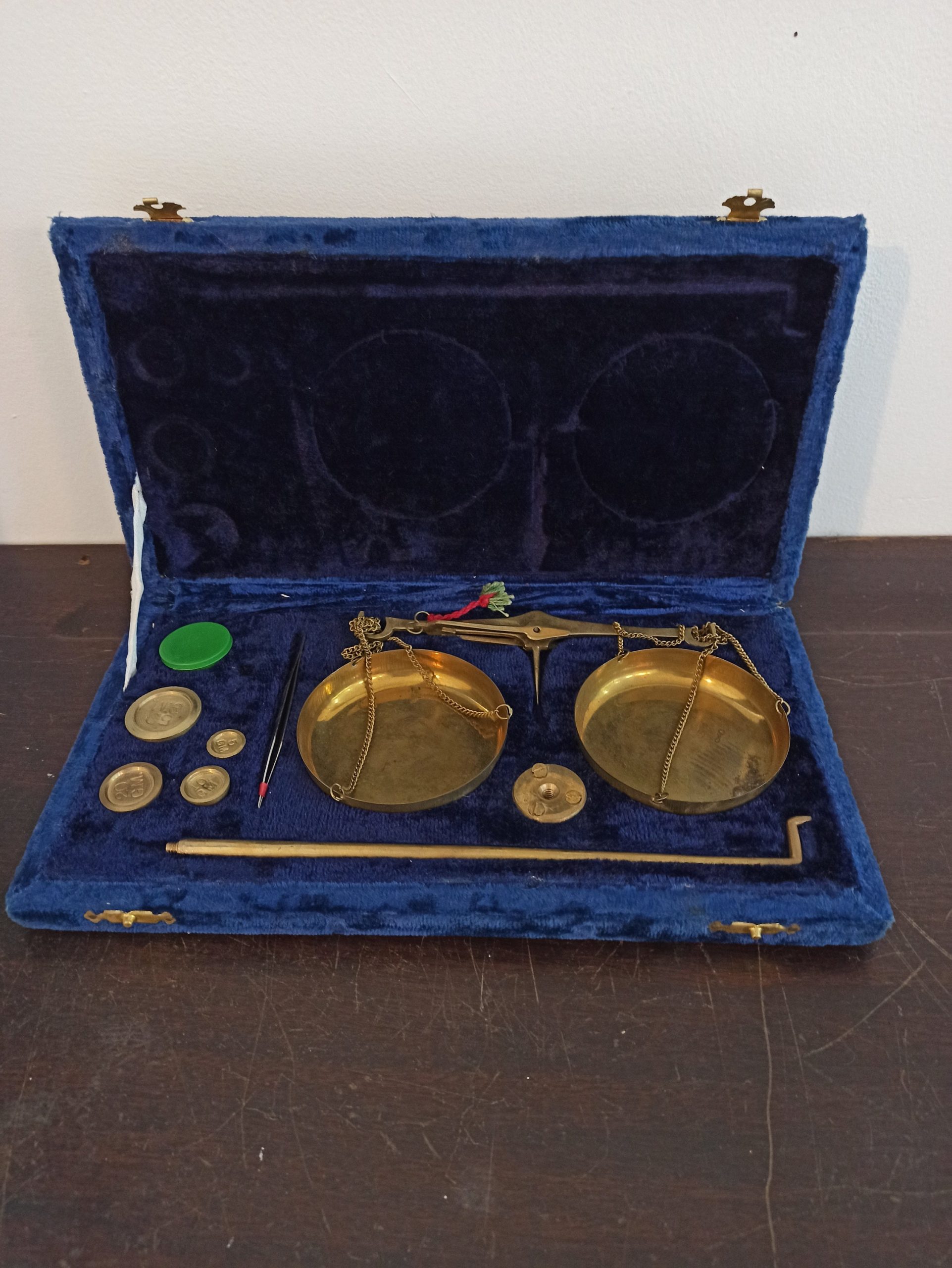 Vintage Brass Jewellery Weighing Scales. Original Box. - Image 3