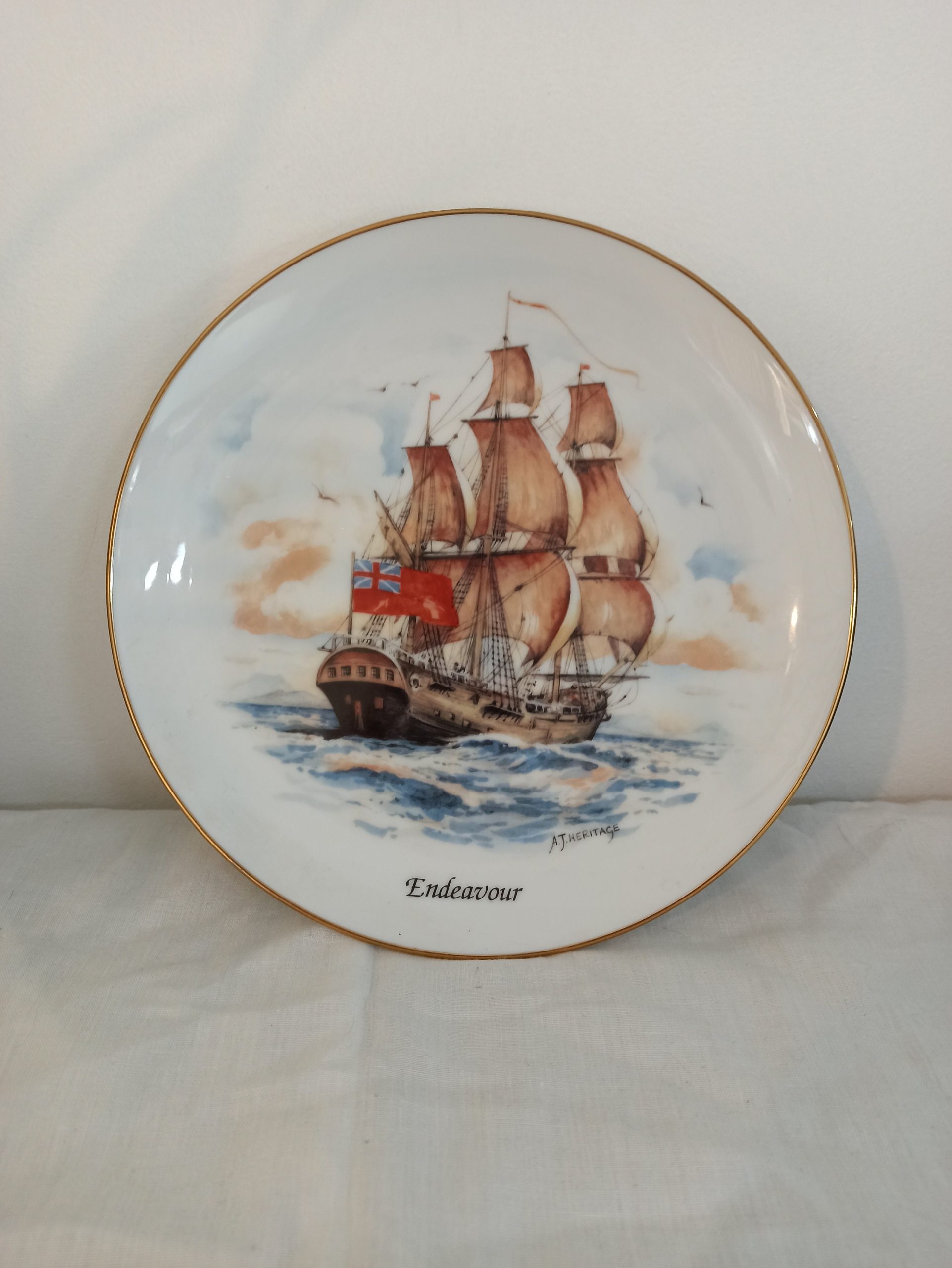Decorative Cabinet Plate. Endeavour Ship. Excellent Condition. - Image 2