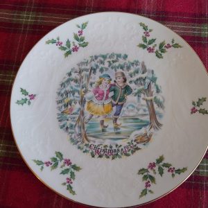 Royal Doulton 1977 Christmas Plate - Vintage! - Very Good condition. First of a set