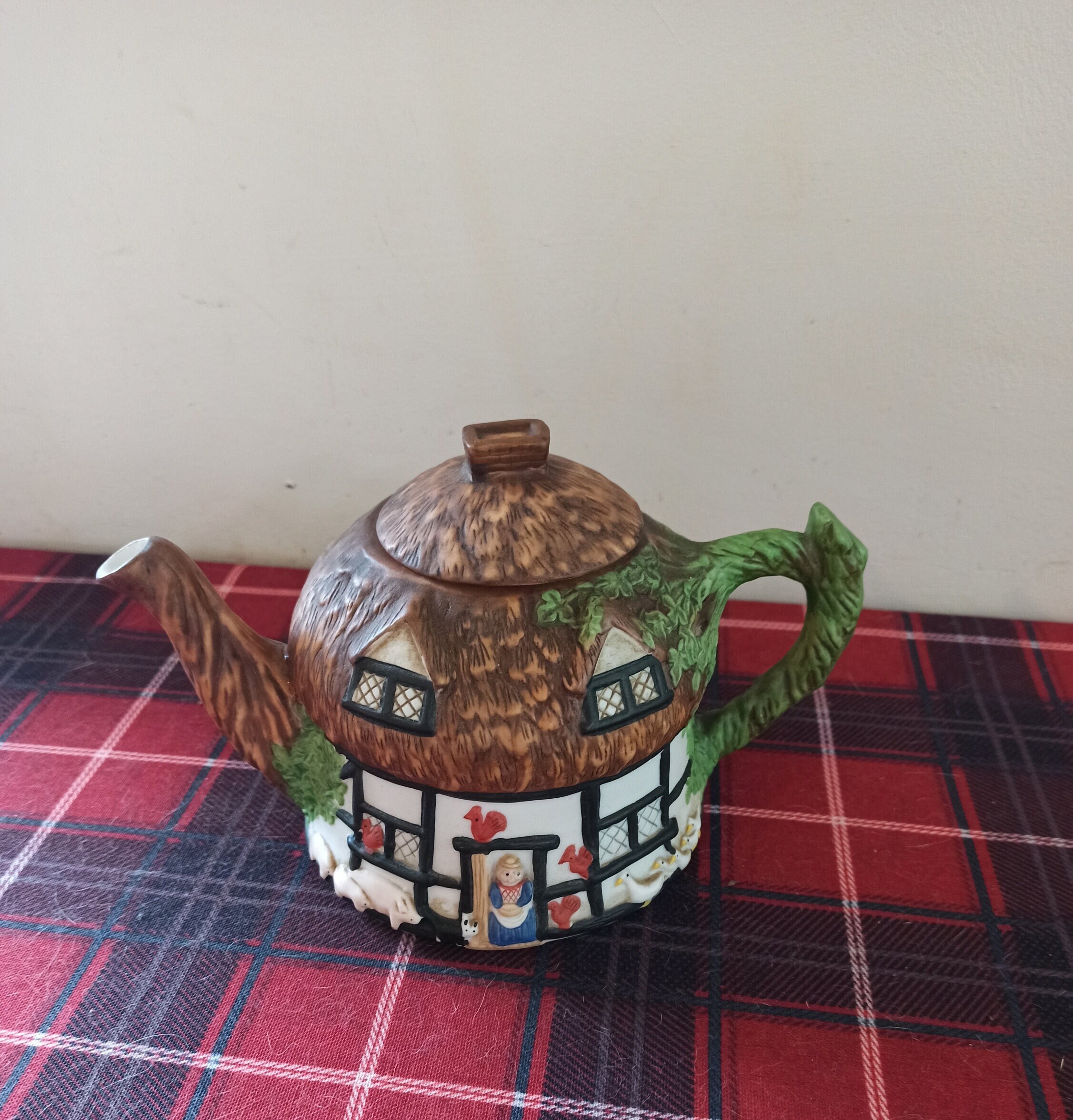 Vintage Fine China Novelty Teapot. Cottages, Christopher Wren. Made by Staffordshire Tableware, England. Very Good Condition.