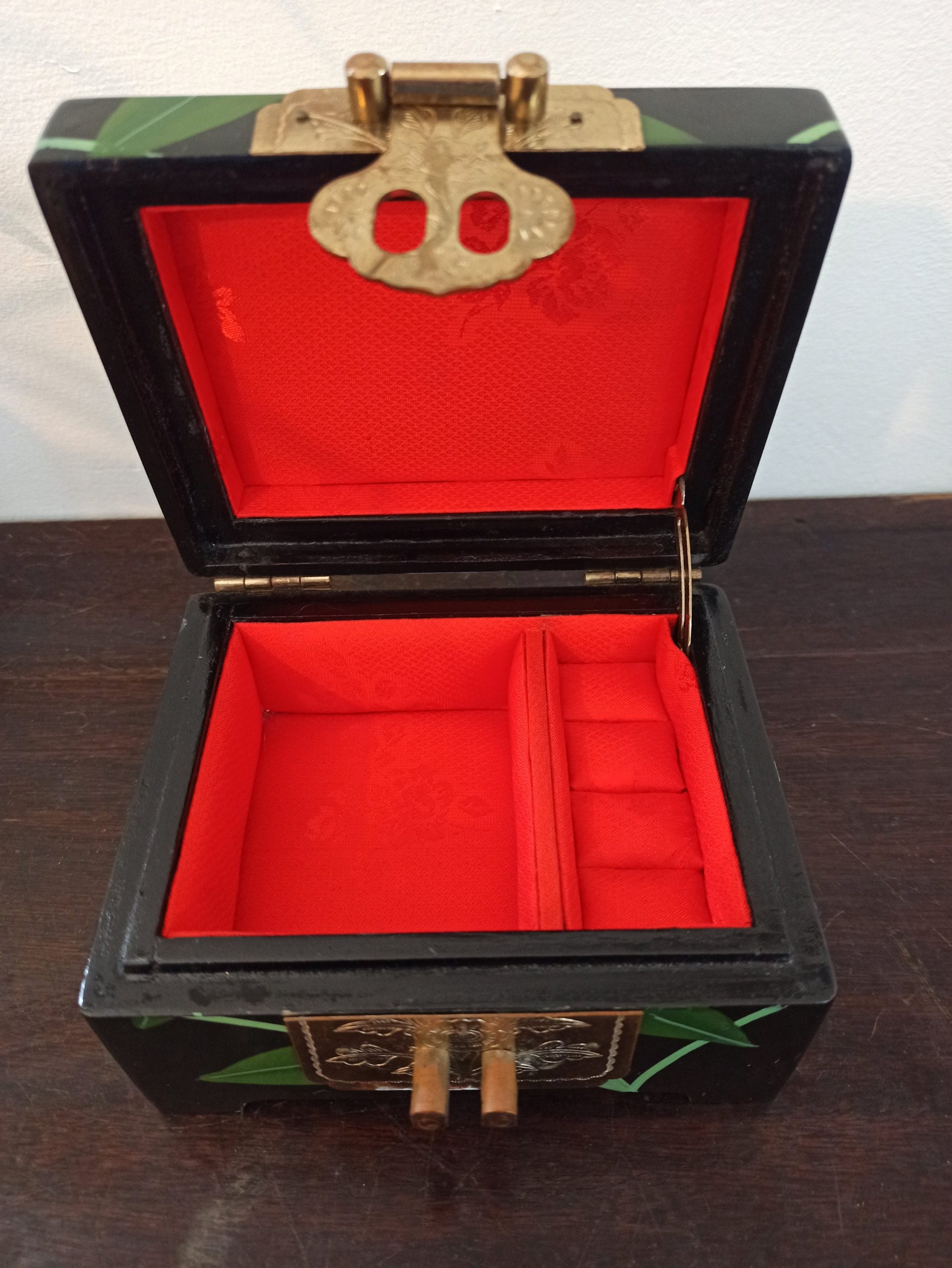 Vintage Jewelery Box. Decorative Wooden Jewelery Box. Heavy with brass Lactch Mechanism. Very Good Condition. - Image 7