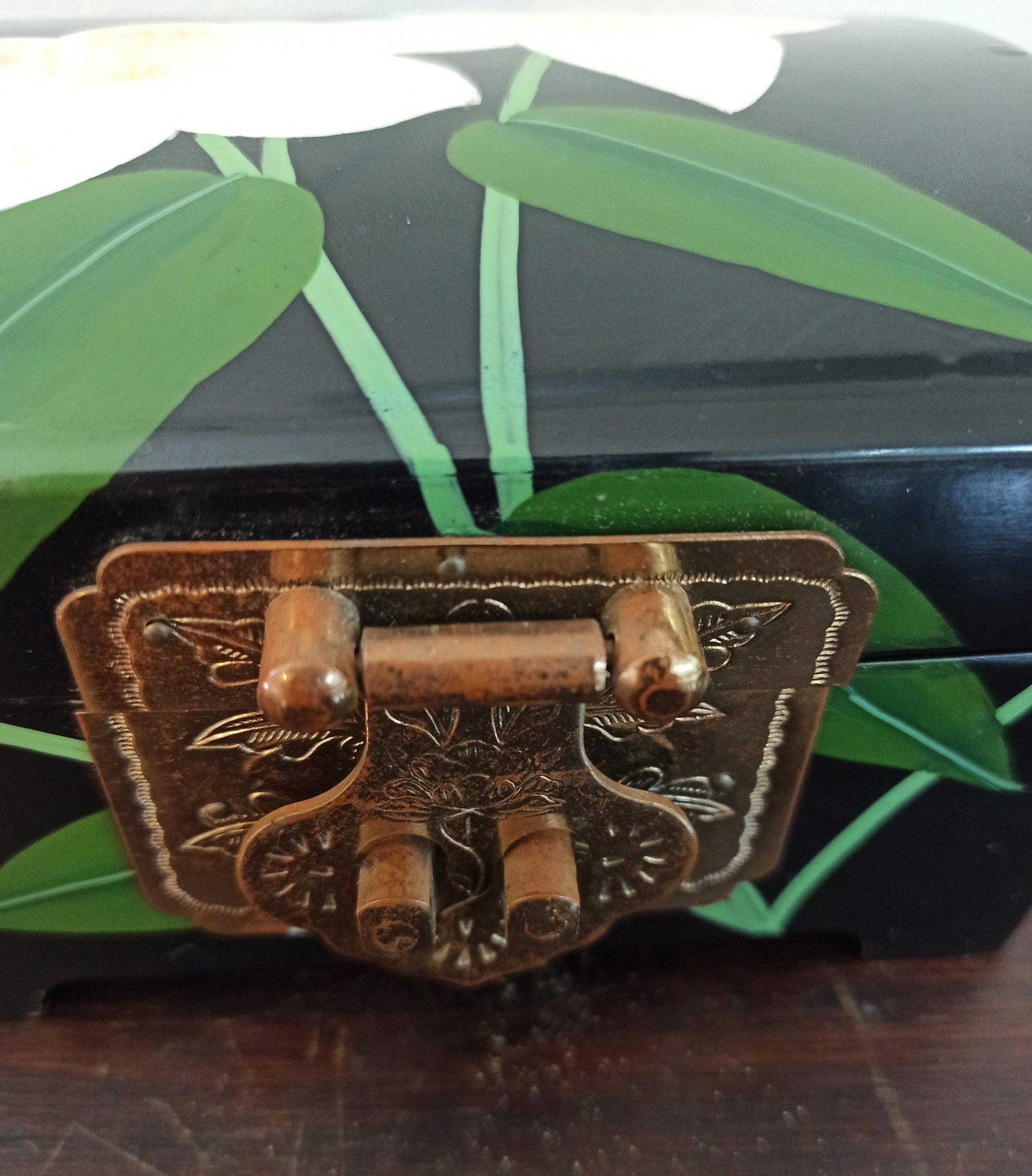 Vintage Jewelery Box. Decorative Wooden Jewelery Box. Heavy with brass Lactch Mechanism. Very Good Condition. - Image 4