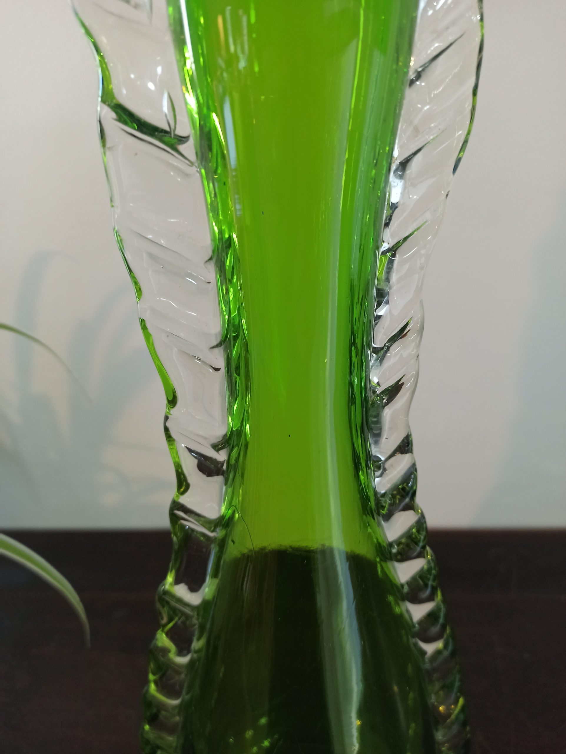 Vintage Tall Green Glass Vase. Very Good Condition. - Image 6
