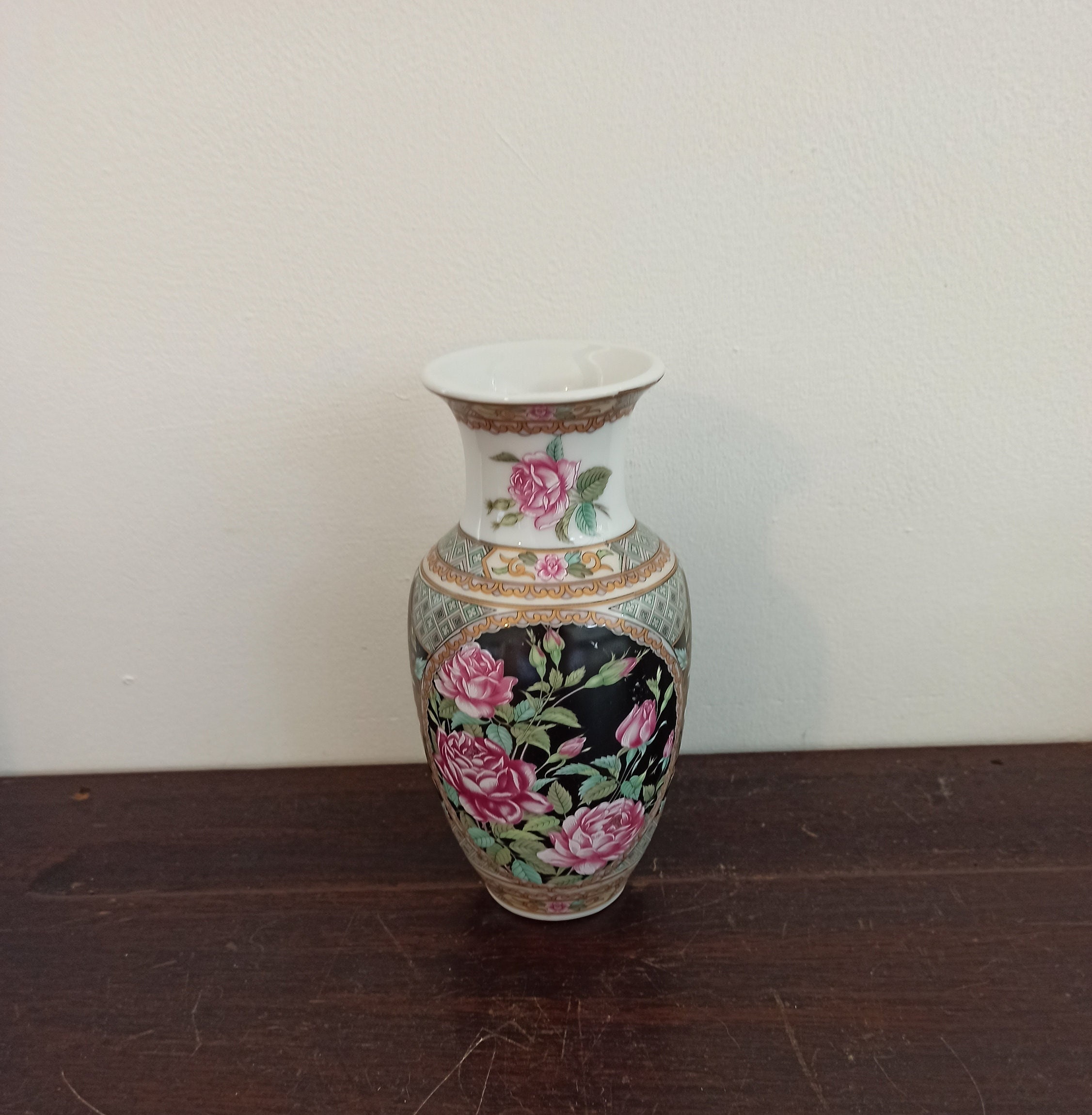 Vintage Japanese Vase. Excellent Condition.
