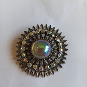 Vintage Round Pin Brooch. Very Good Condition.