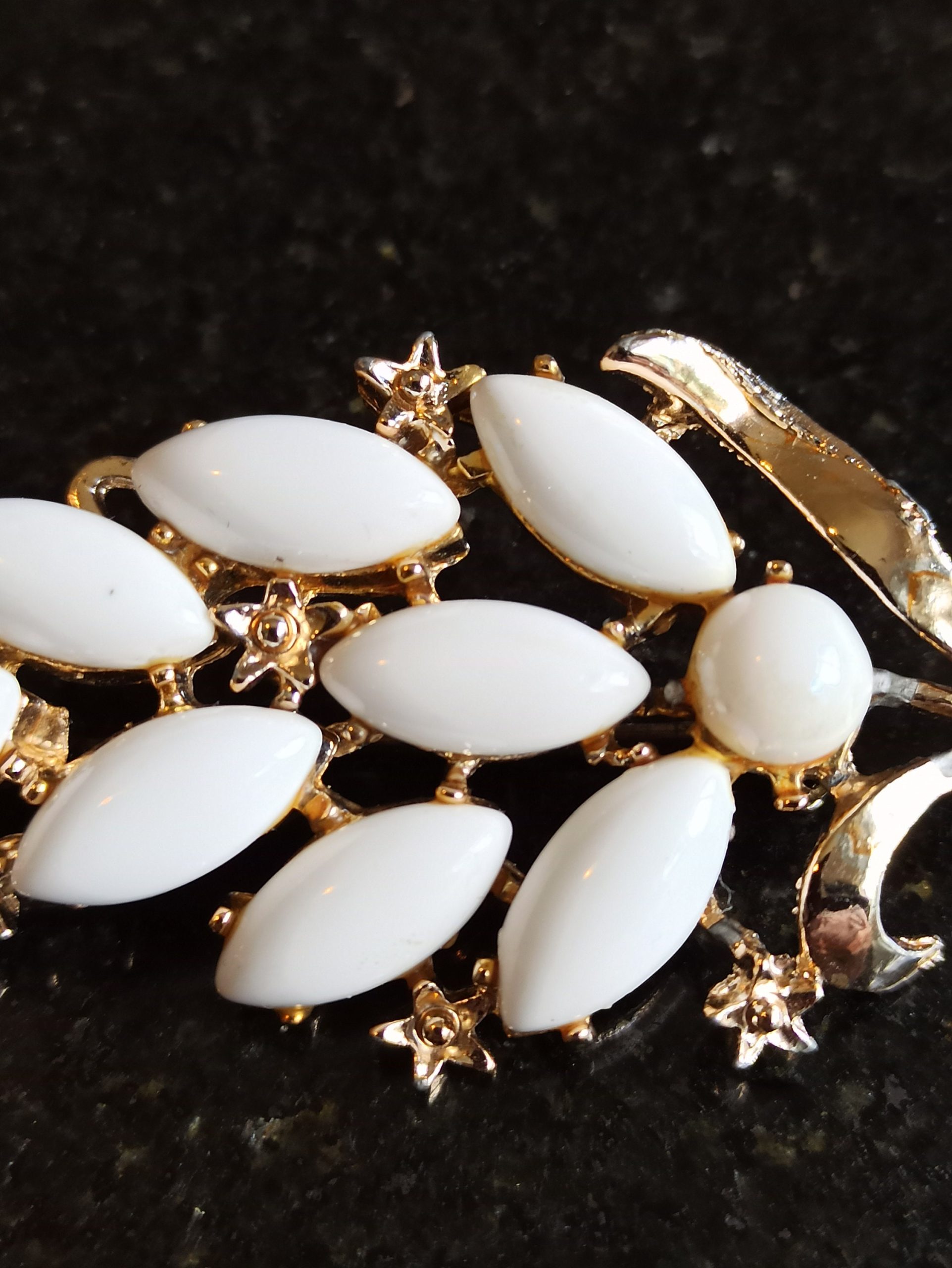 Vintage Leaf Style Brooch. Excellent Condition. - Image 4