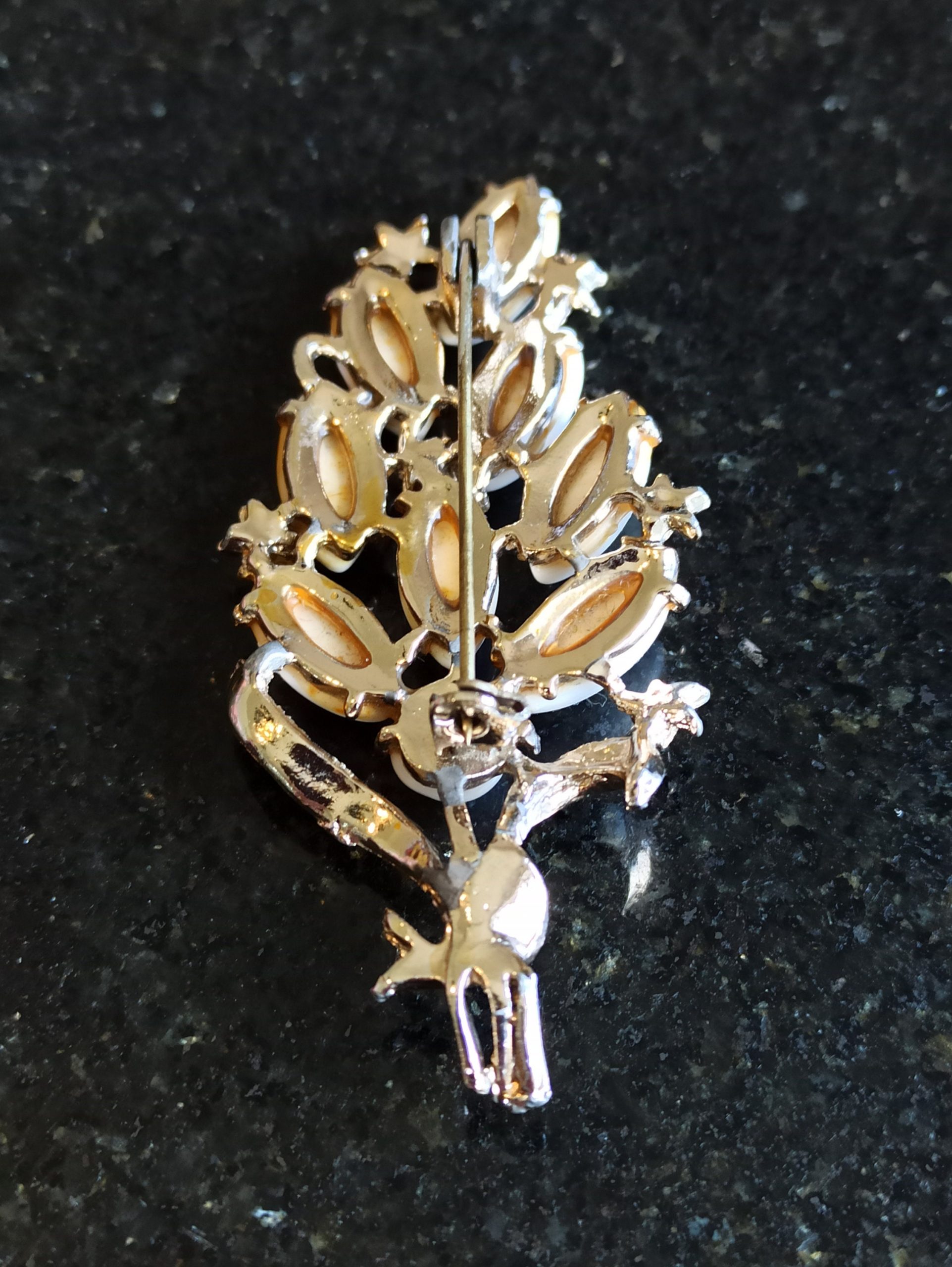 Vintage Leaf Style Brooch. Excellent Condition. - Image 7