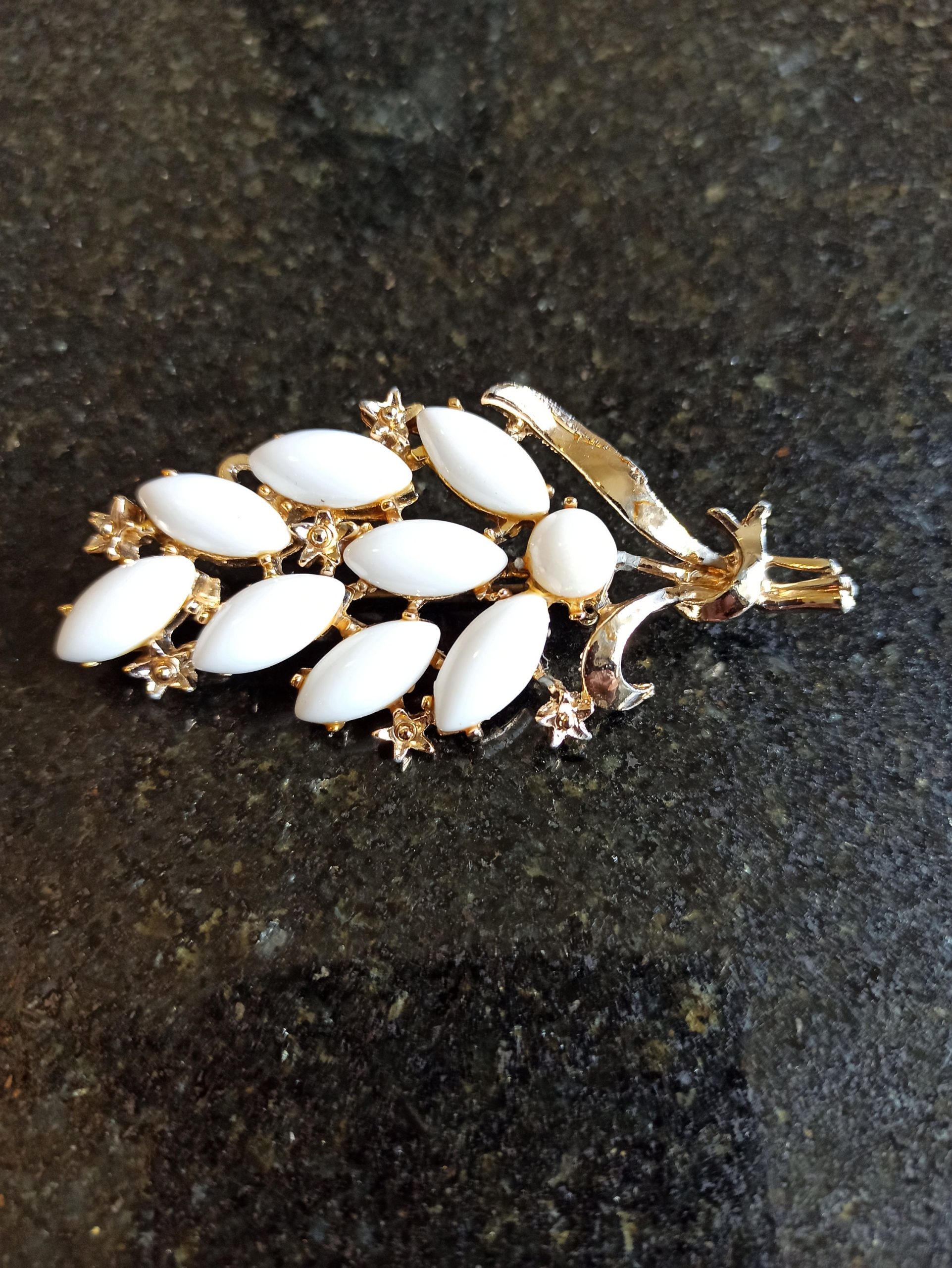 Vintage Leaf Style Brooch. Excellent Condition. - Image 3