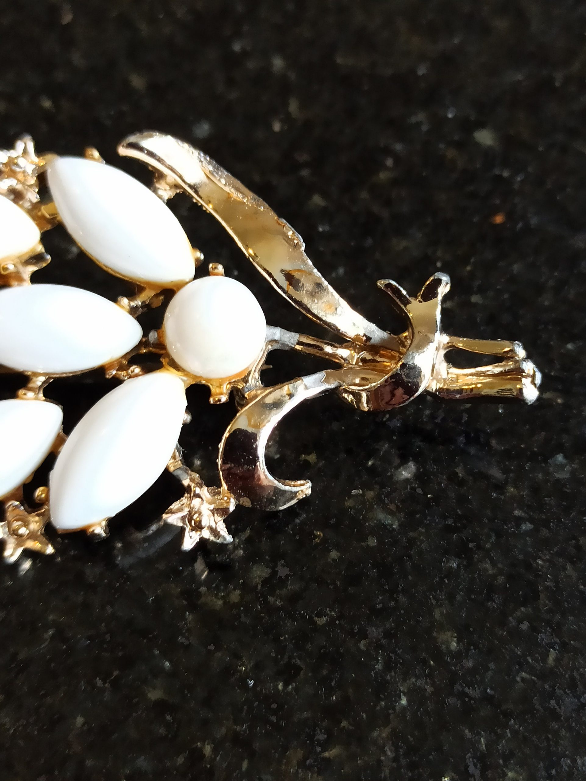 Vintage Leaf Style Brooch. Excellent Condition. - Image 5