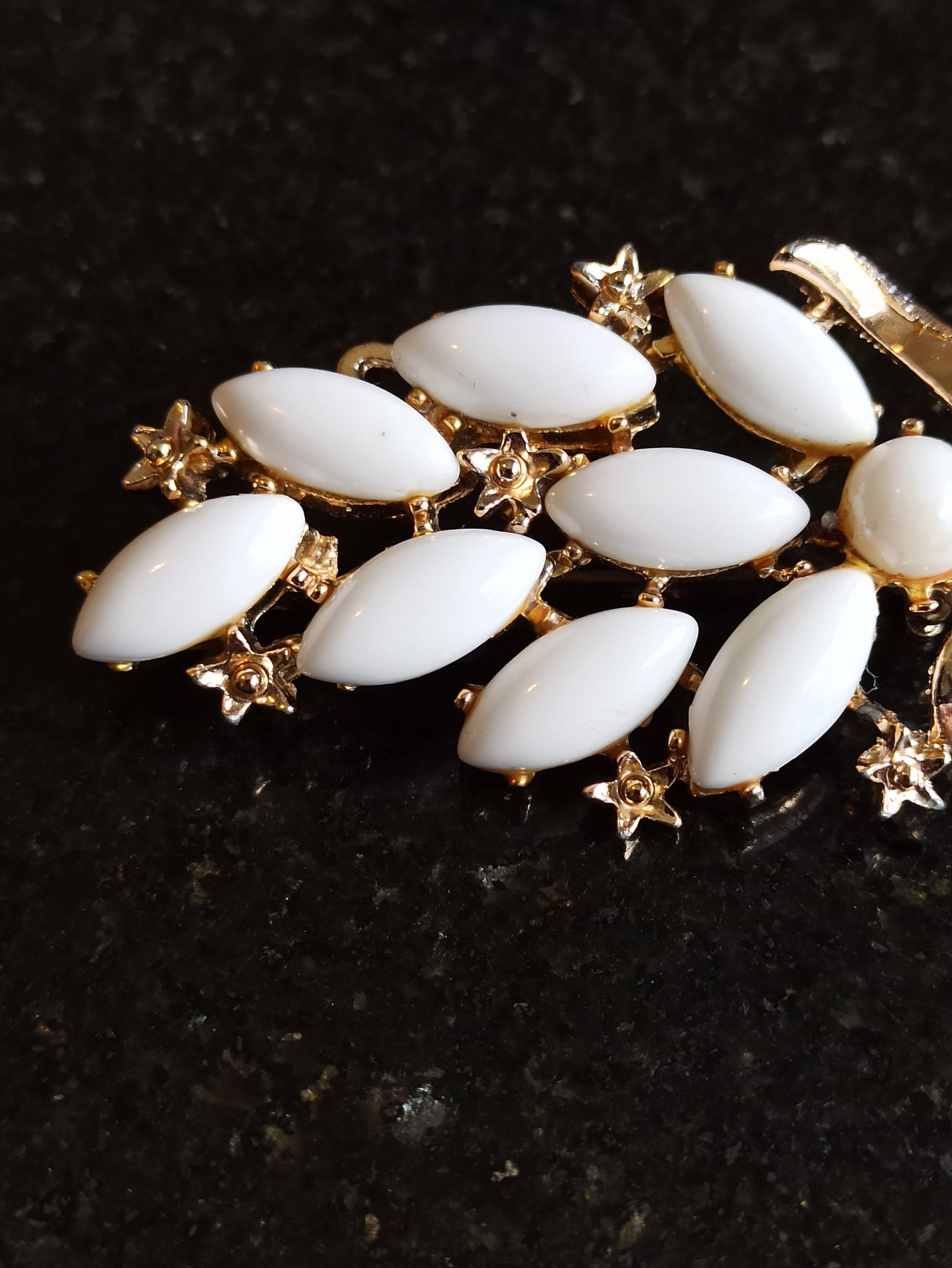 Vintage Leaf Style Brooch. Excellent Condition. - Image 6