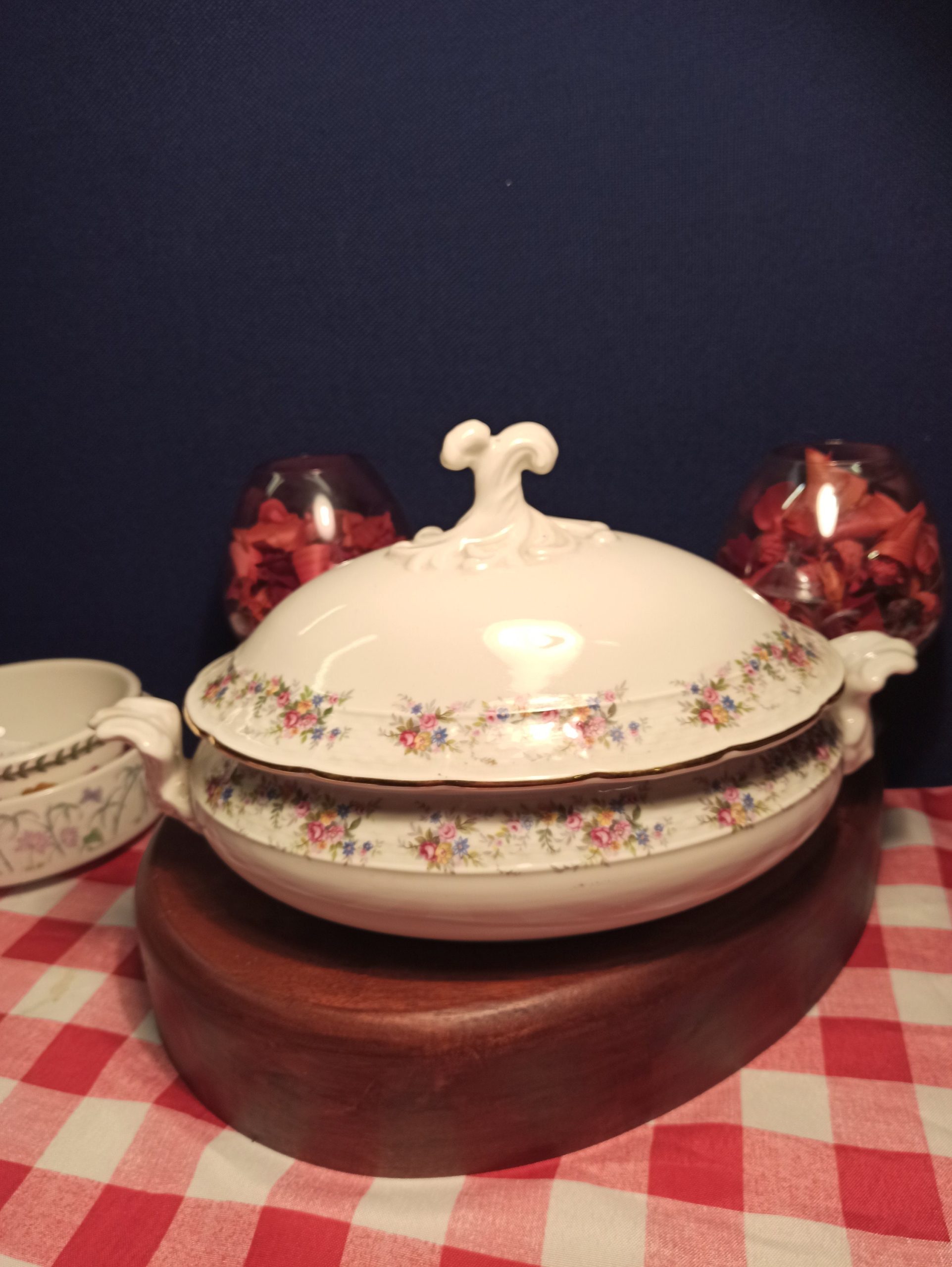Carlsbad Fine Porcelain Thun Vegetable Tureen. Very Good Condition.