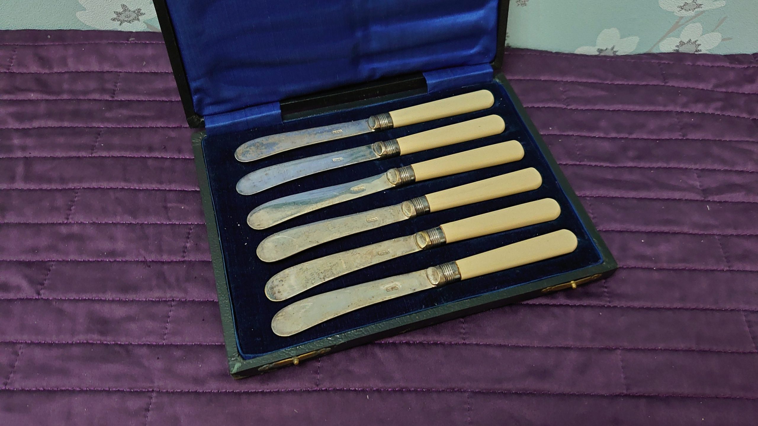 Boxed Set of Six Silverplated Dessert Knives - Black Box with Blue Linen - Good Condition - 16.5cm per Knife