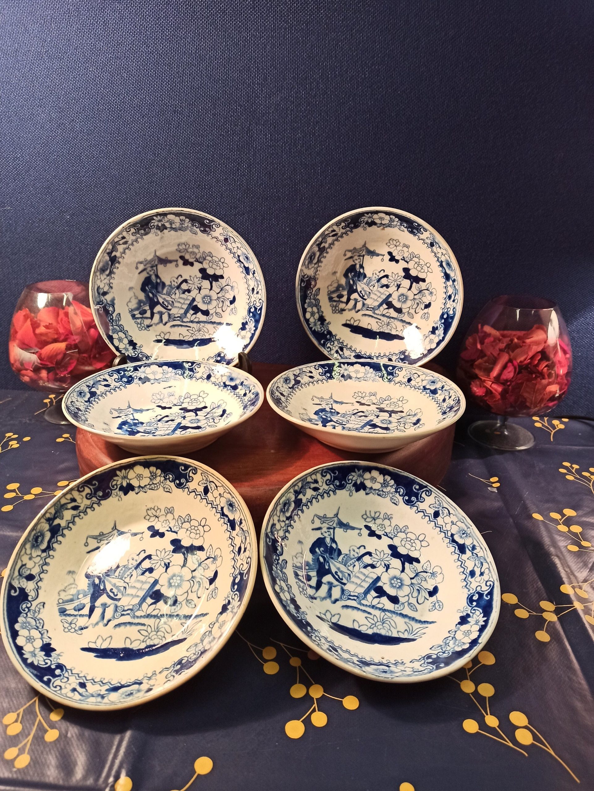 Set of 6 Chinese or Japanese Bowls.