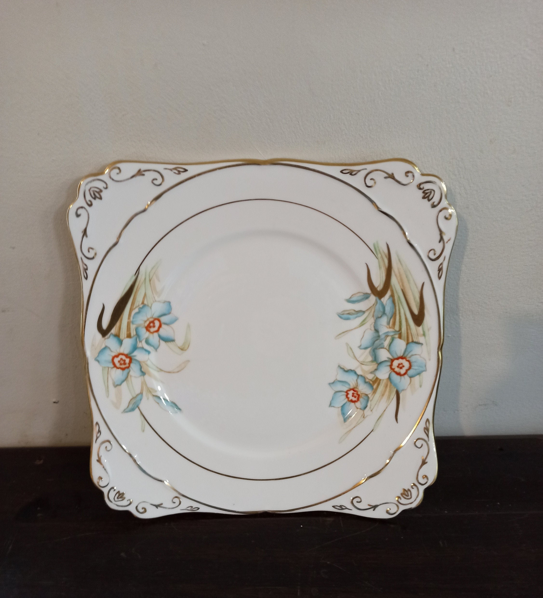 Narcissus Flower Decorative Plate. Made in Staffordshire England - Very Good Condition!