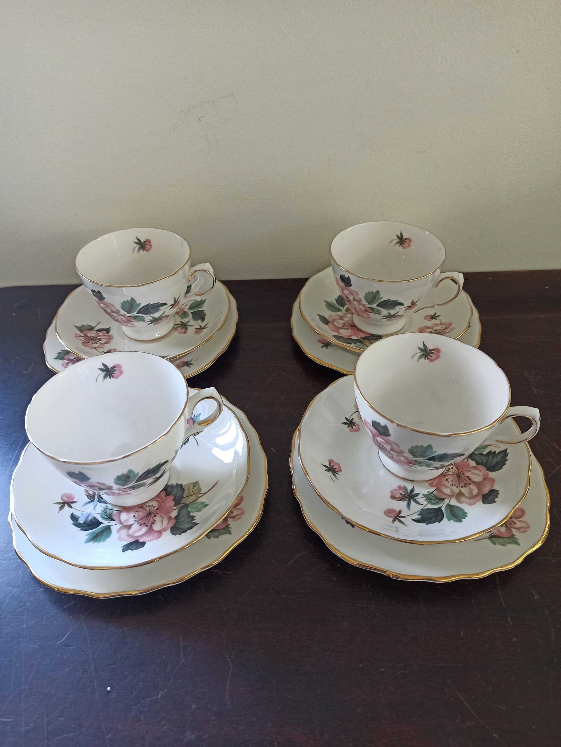 Vintage Floral Tea Set. Royal Crown Bone China. Excellent Condition. 12 Piece.