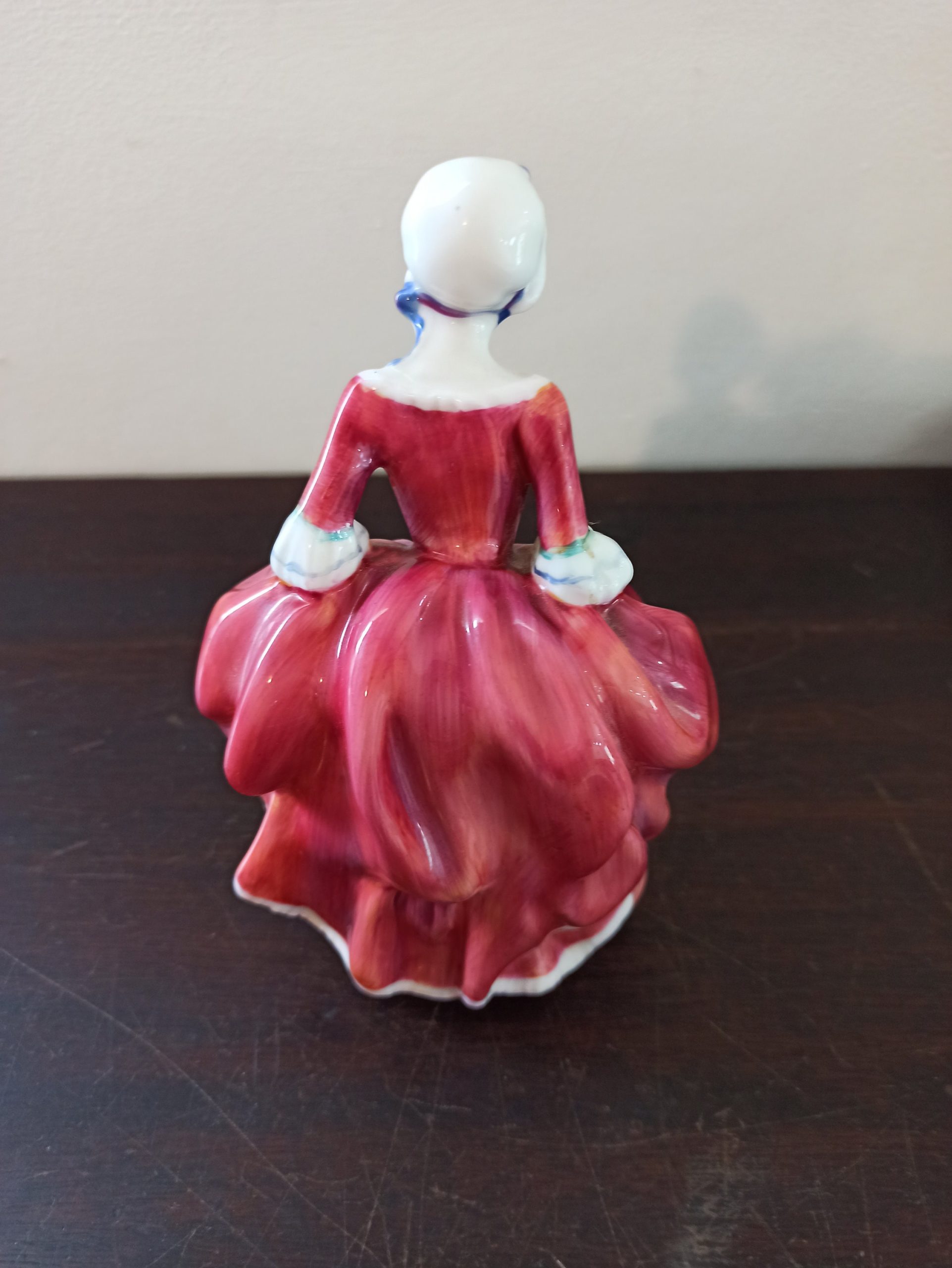 Royal Doulton Goody Two Shoes Collectors Figurine. Excellent Condition. Original From 1949. HN2037. Signed With Makers Mark. Bone China. - Image 4