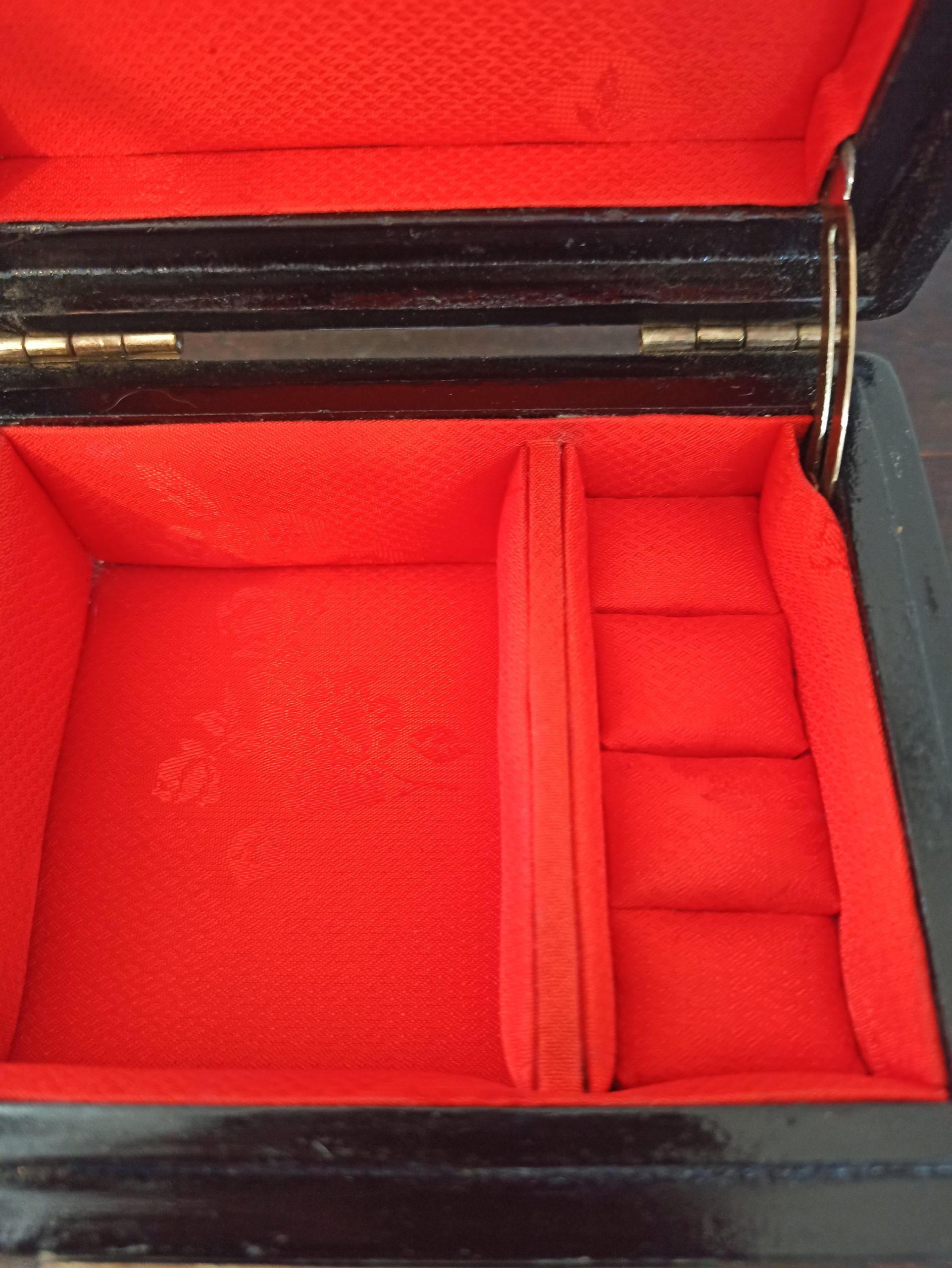 Vintage Jewelery Box. Decorative Wooden Jewelery Box. Heavy with brass Lactch Mechanism. Very Good Condition. - Image 8