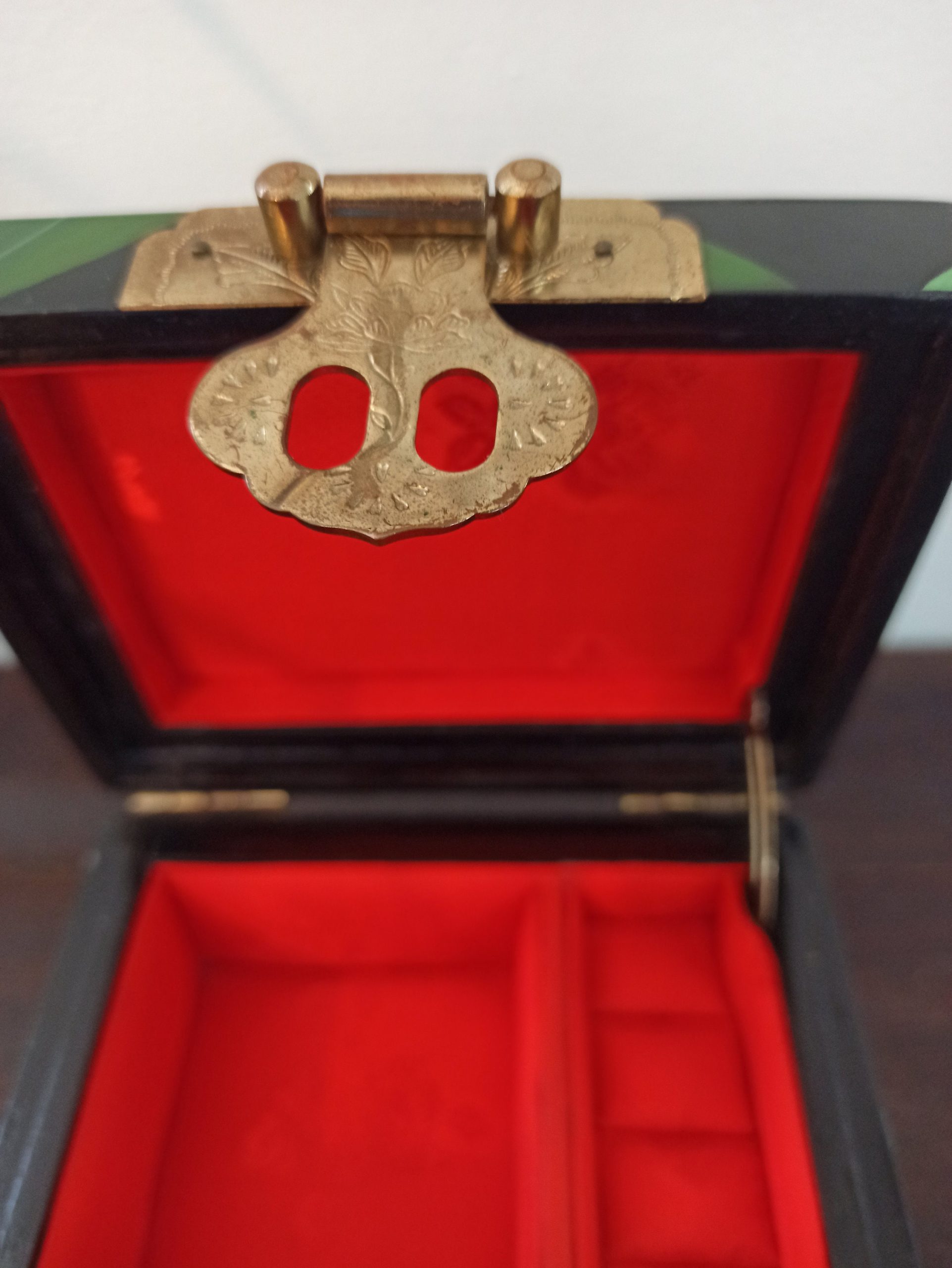 Vintage Jewelery Box. Decorative Wooden Jewelery Box. Heavy with brass Lactch Mechanism. Very Good Condition. - Image 9