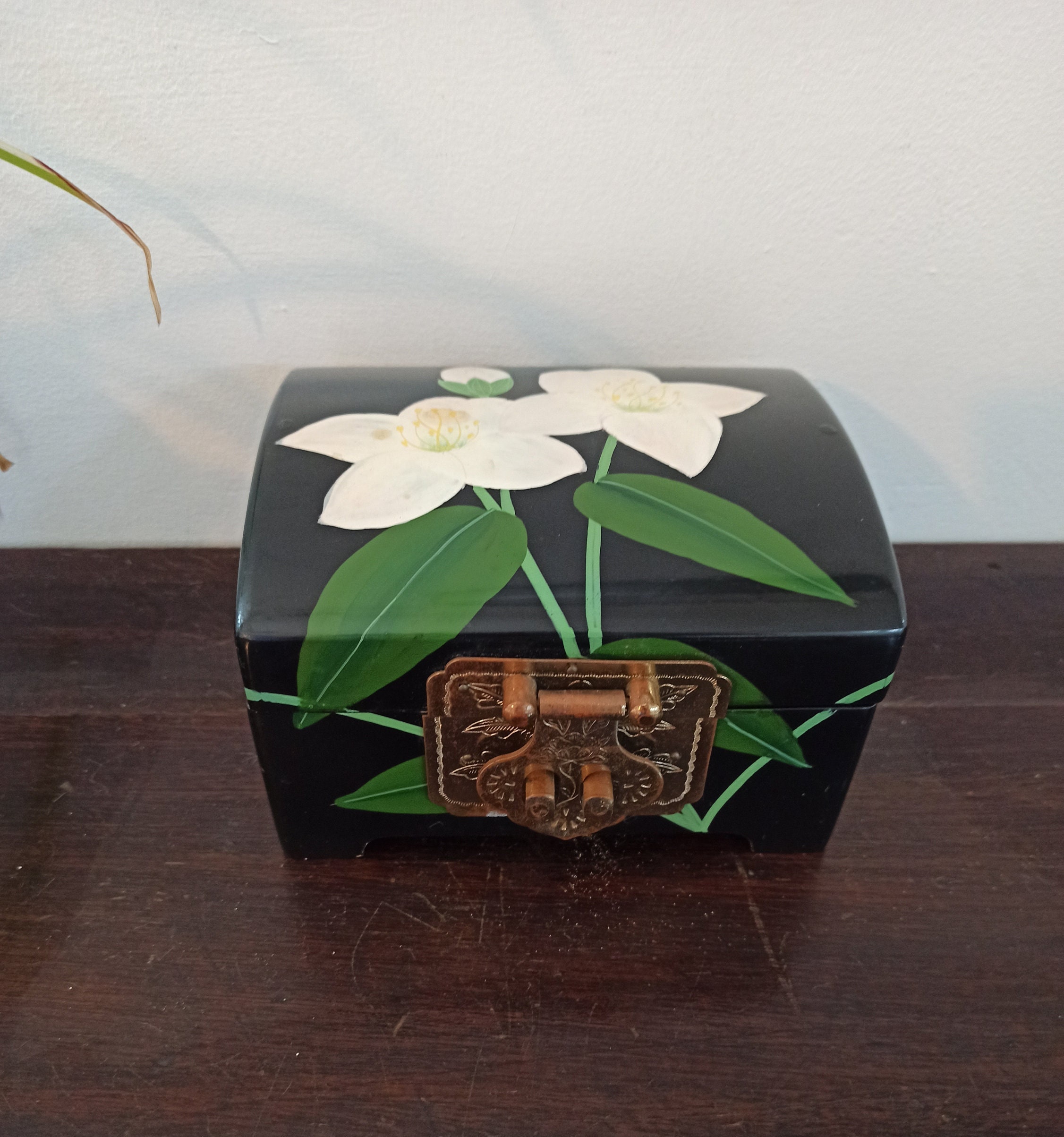 Vintage Jewelery Box. Decorative Wooden Jewelery Box. Heavy with brass Lactch Mechanism. Very Good Condition. - Image 2