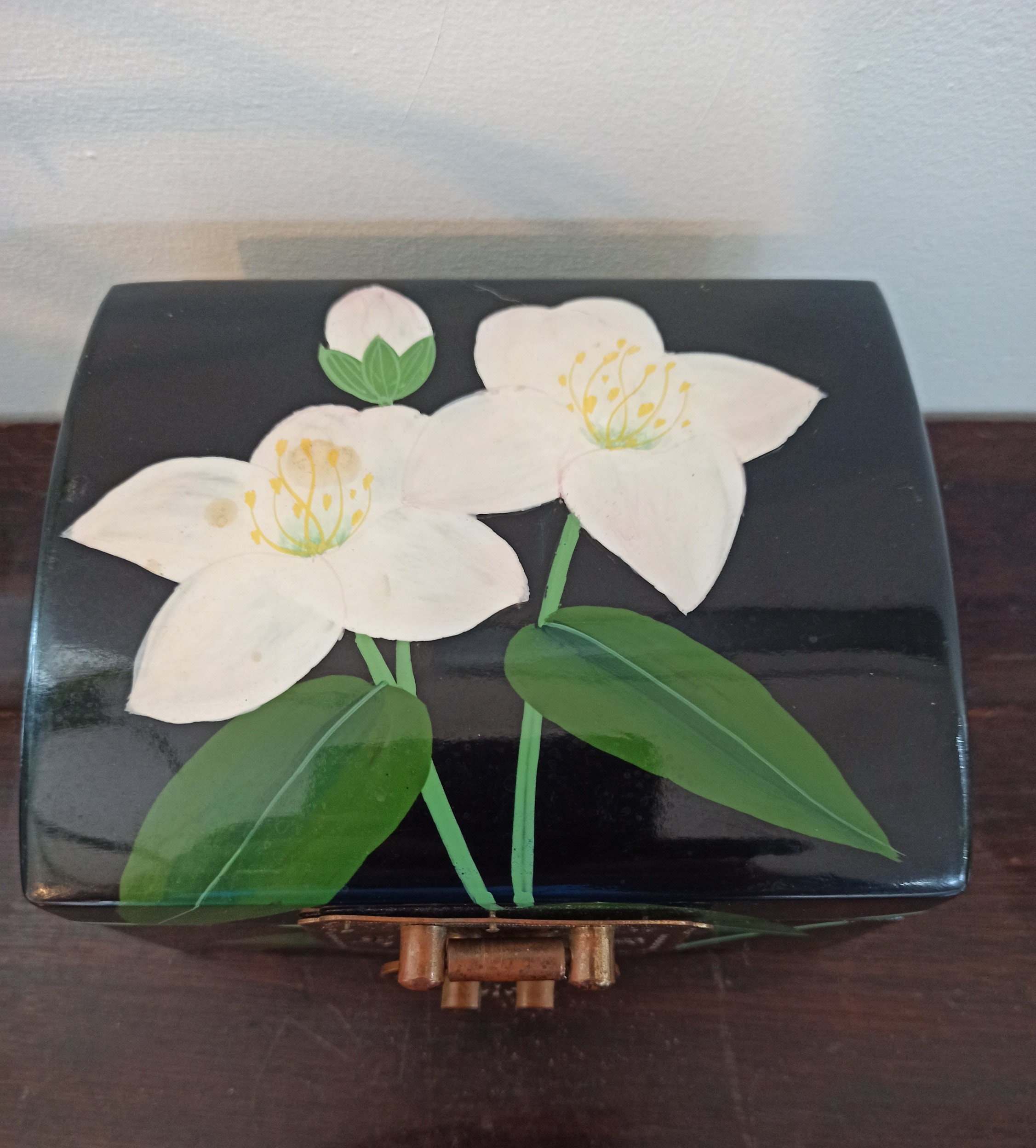 Vintage Jewelery Box. Decorative Wooden Jewelery Box. Heavy with brass Lactch Mechanism. Very Good Condition. - Image 3