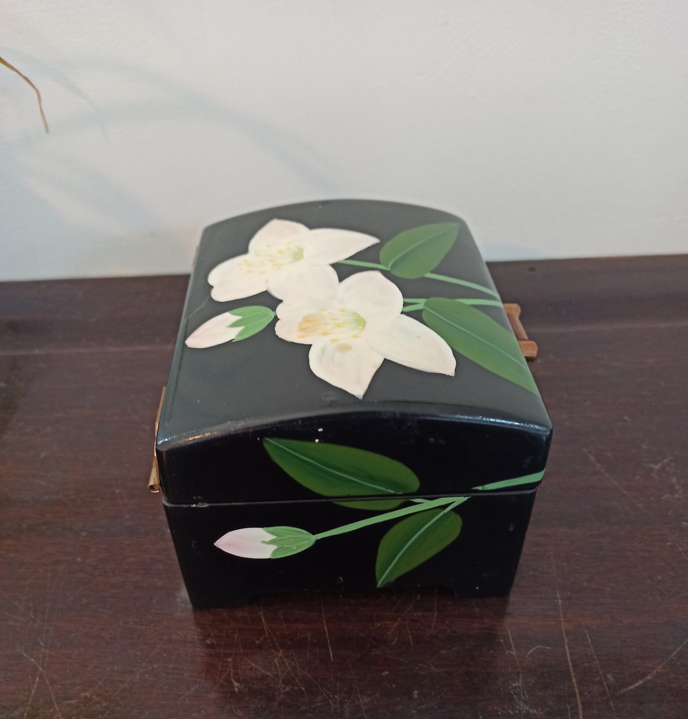 Vintage Jewelery Box. Decorative Wooden Jewelery Box. Heavy with brass Lactch Mechanism. Very Good Condition. - Image 5