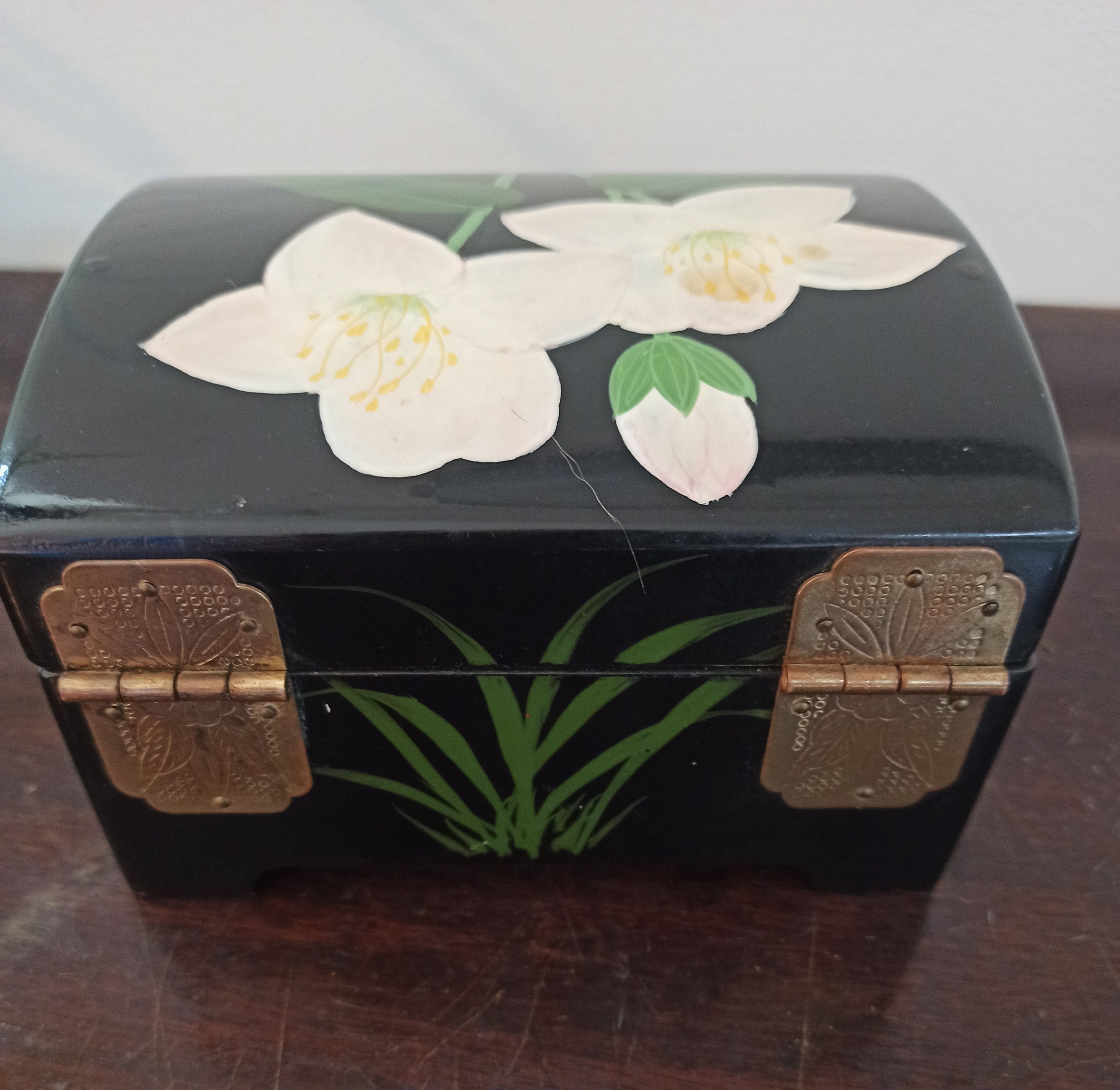 Vintage Jewelery Box. Decorative Wooden Jewelery Box. Heavy with brass Lactch Mechanism. Very Good Condition. - Image 6
