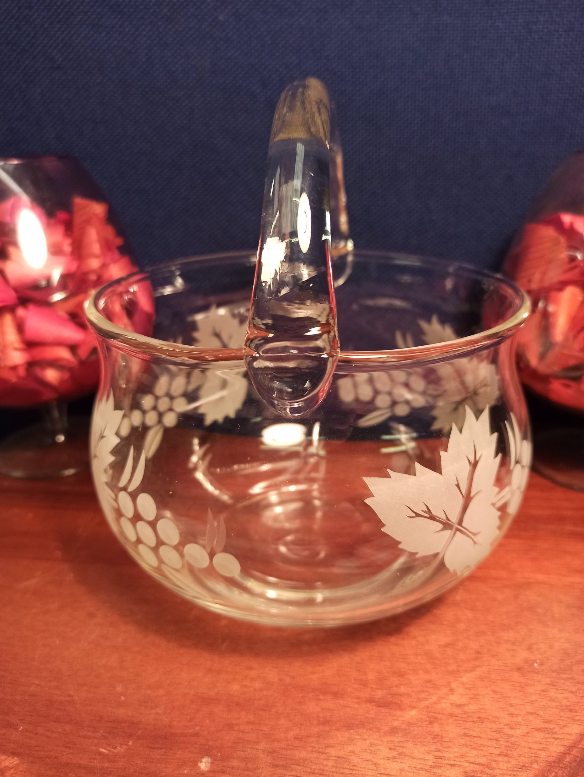 Glass Fruit Basket with Handle. Leaf Design. Excellent Condition.