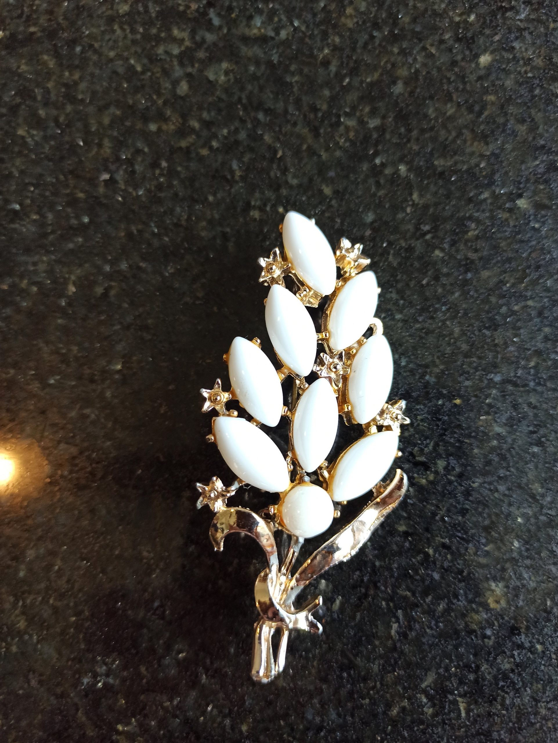 Vintage Leaf Style Brooch. Excellent Condition. - Image 2