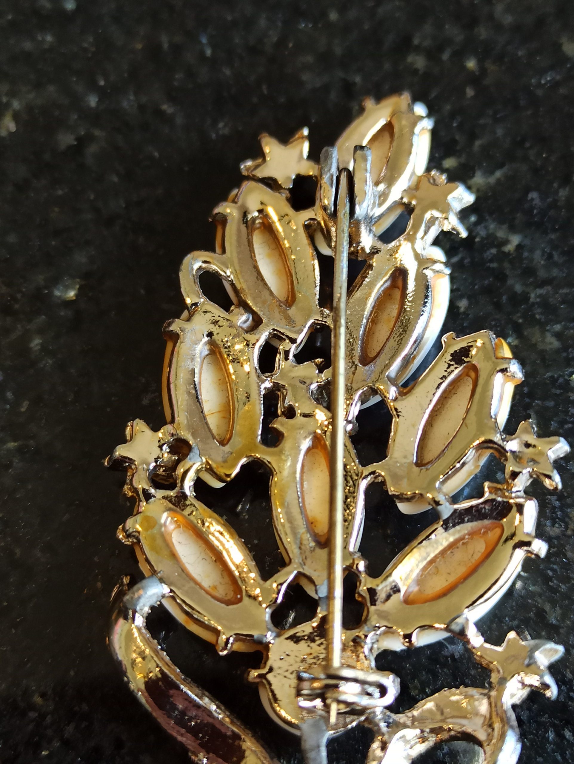 Vintage Leaf Style Brooch. Excellent Condition. - Image 8