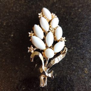 Vintage Leaf Style Brooch. Excellent Condition.