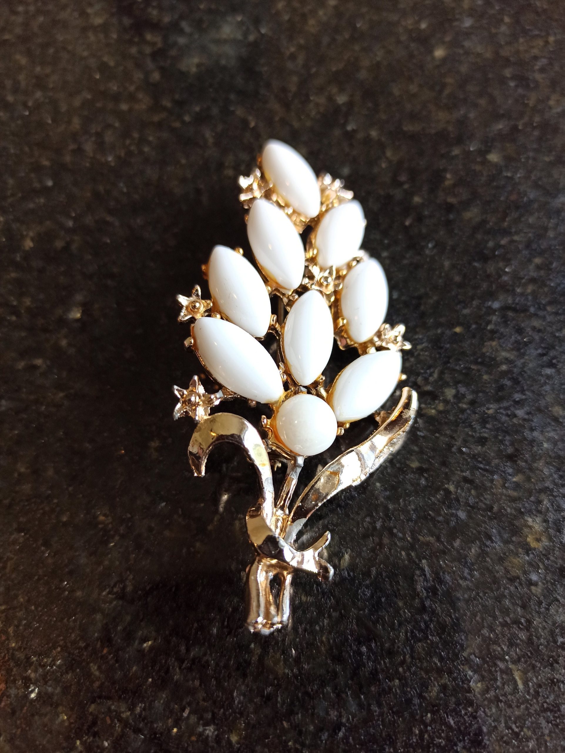 Vintage Leaf Style Brooch. Excellent Condition.