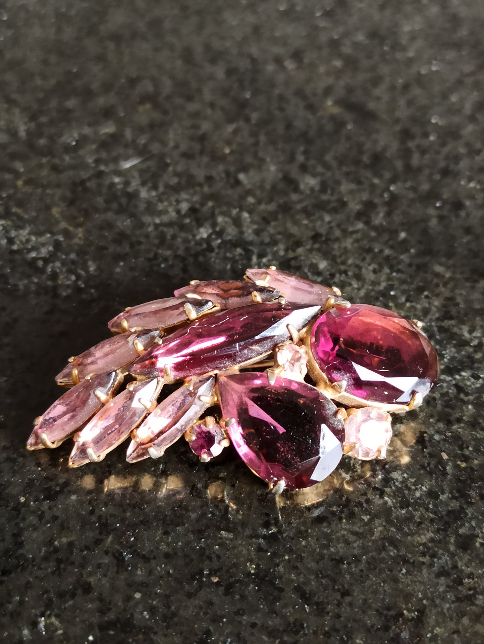 Vintage Art Deco Style Feather Brooch. Purple Glass Costume Jewellery. Good Condition. - Image 2