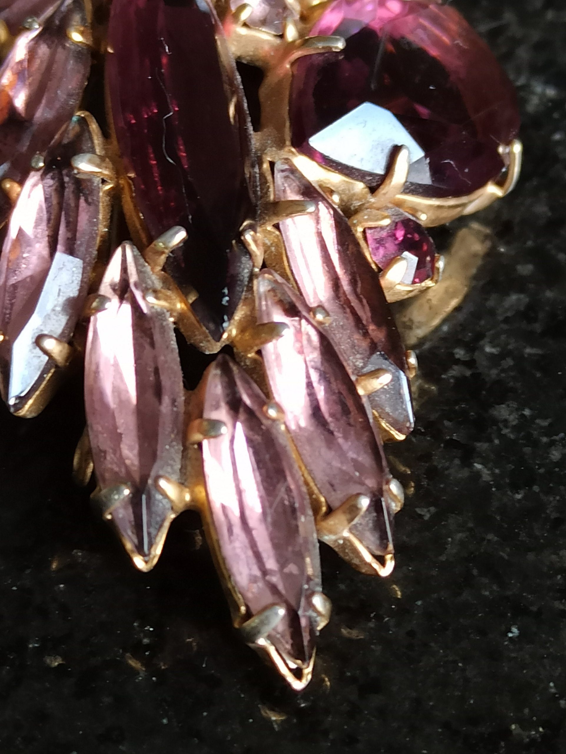 Vintage Art Deco Style Feather Brooch. Purple Glass Costume Jewellery. Good Condition. - Image 5