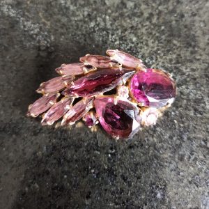 Vintage Art Deco Style Feather Brooch. Purple Glass Costume Jewellery. Good Condition.