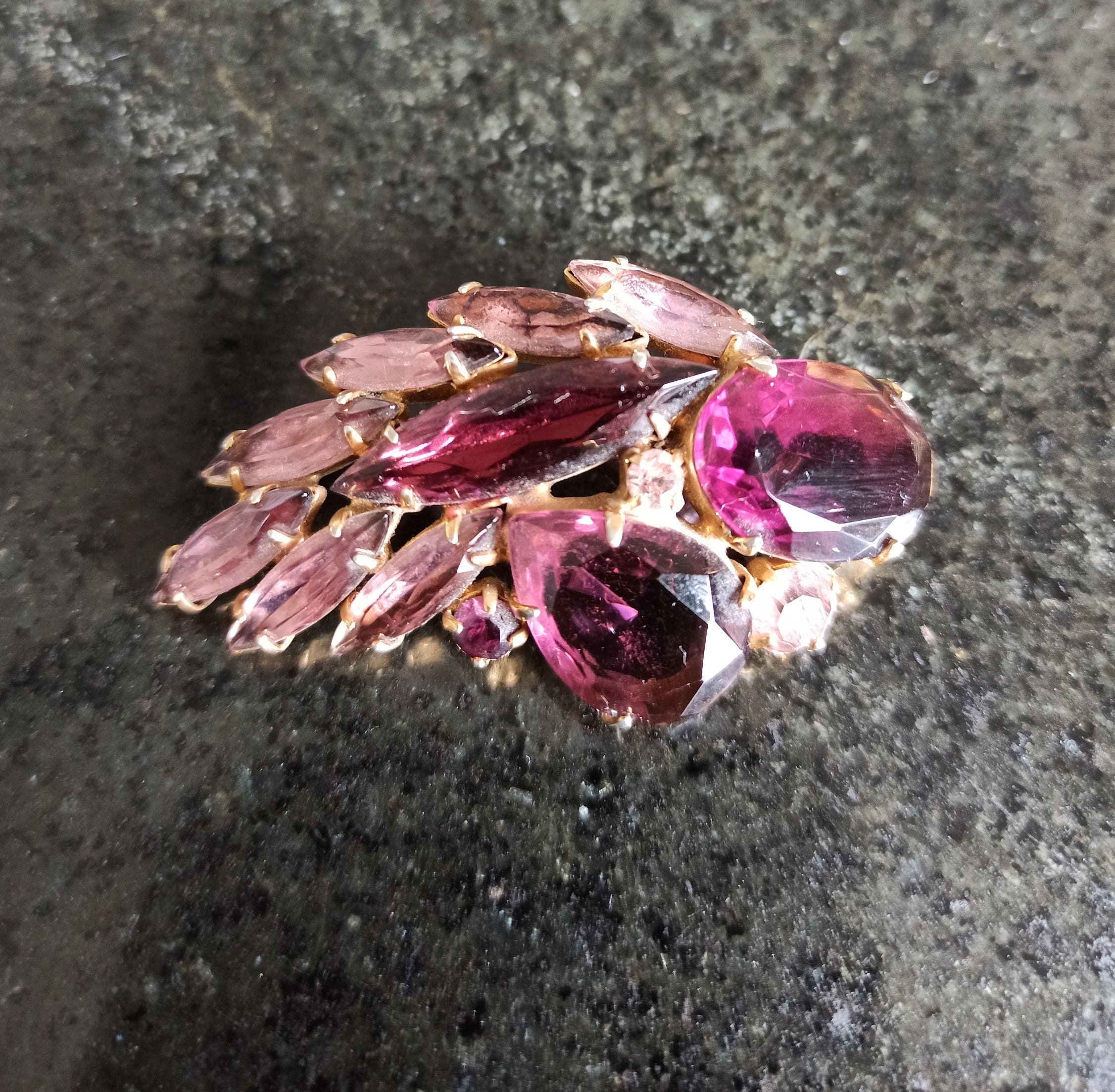 Vintage Art Deco Style Feather Brooch. Purple Glass Costume Jewellery. Good Condition.