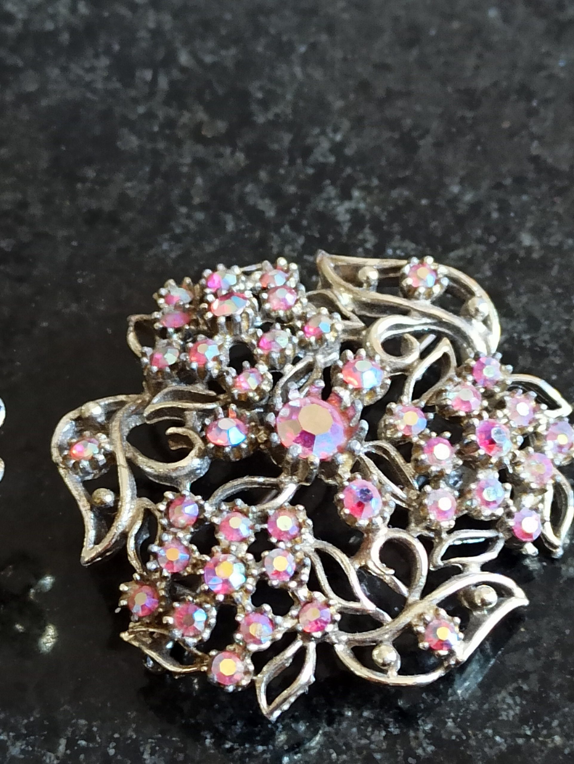 Two Vintage Brooches. Simulation White Pearls and Glass Beads. Good Condition. - Image 2