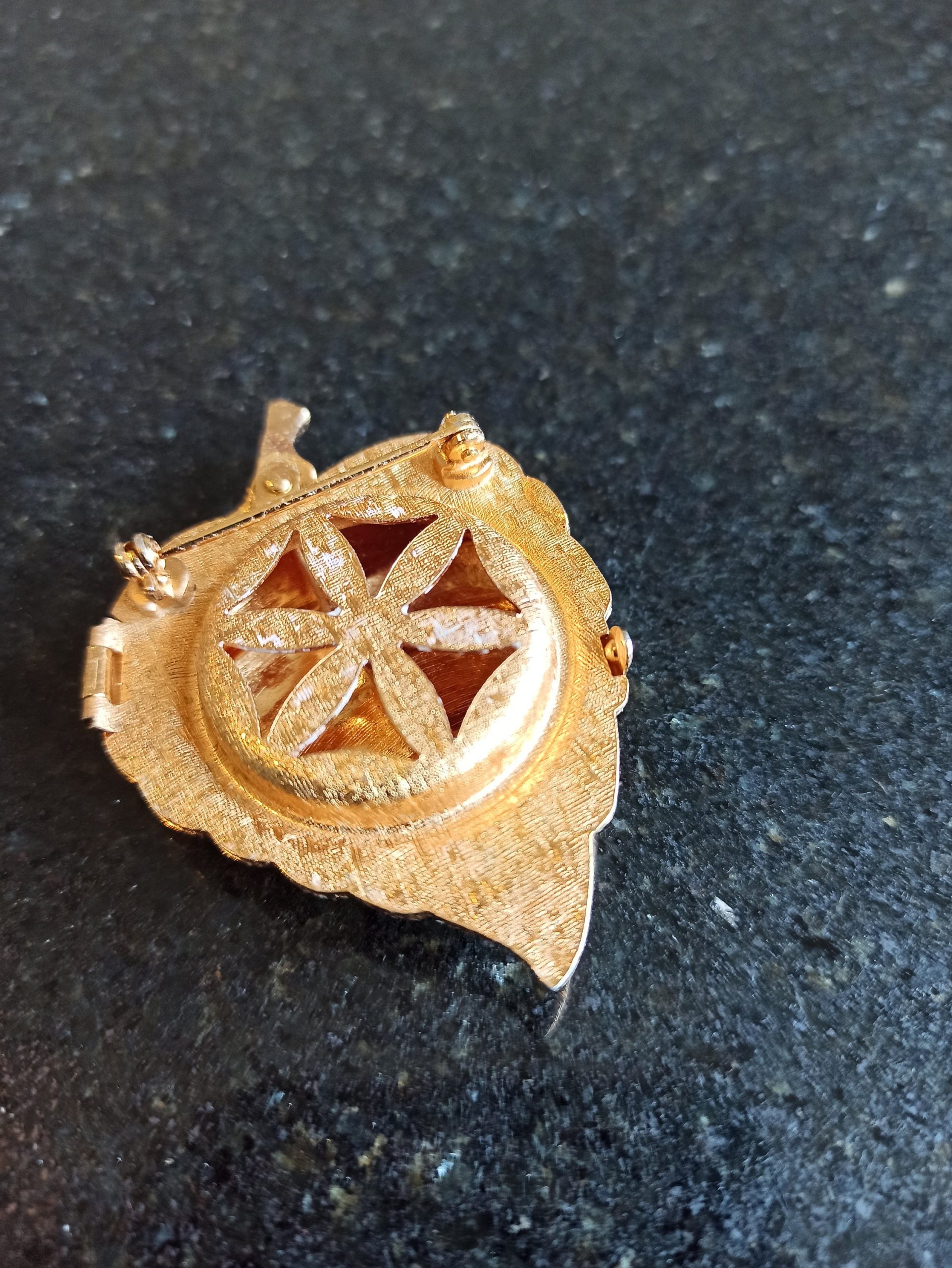A Vintage Collection of Brooches. - Image 4