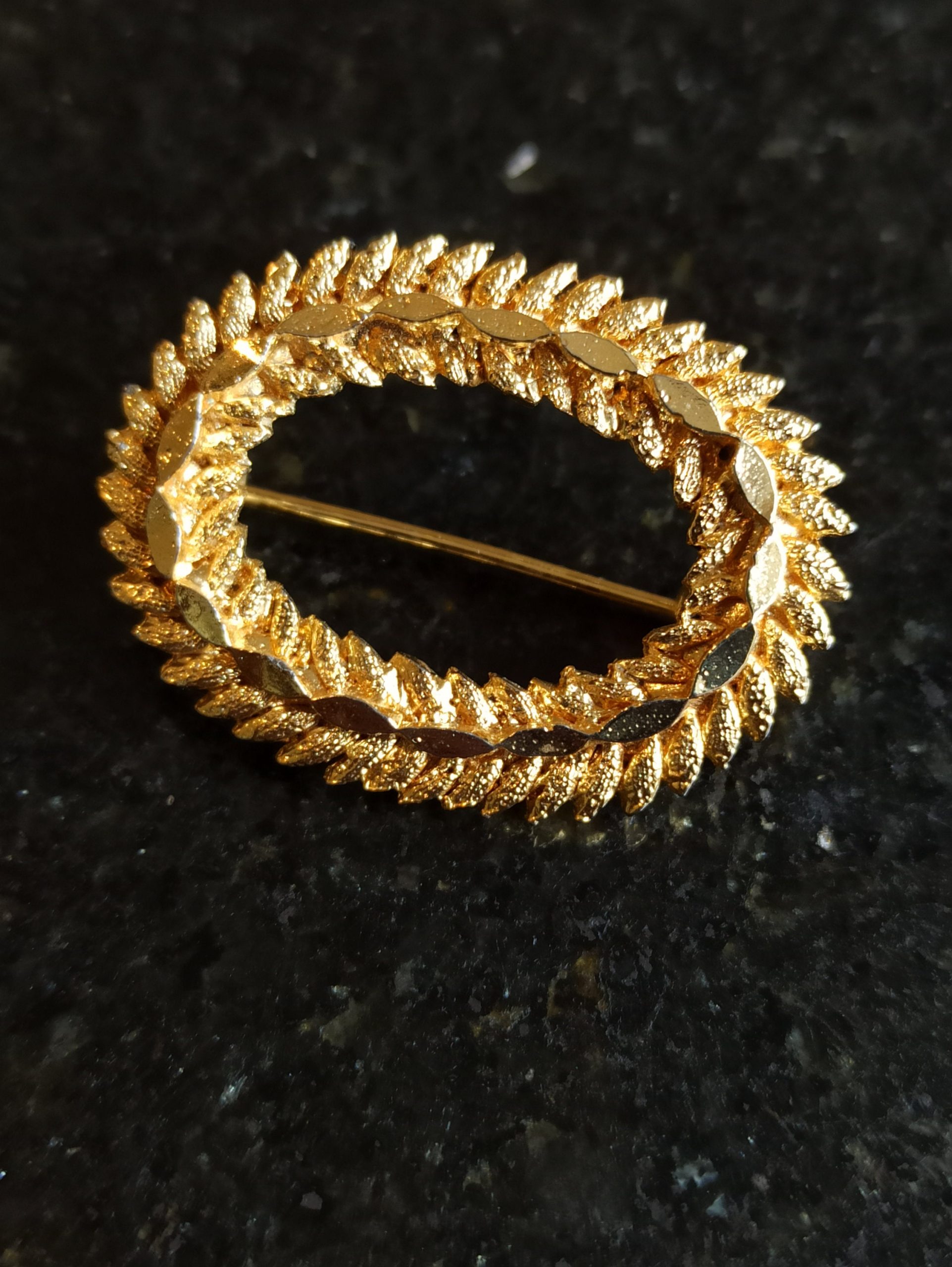 A Vintage Collection of Brooches. - Image 9