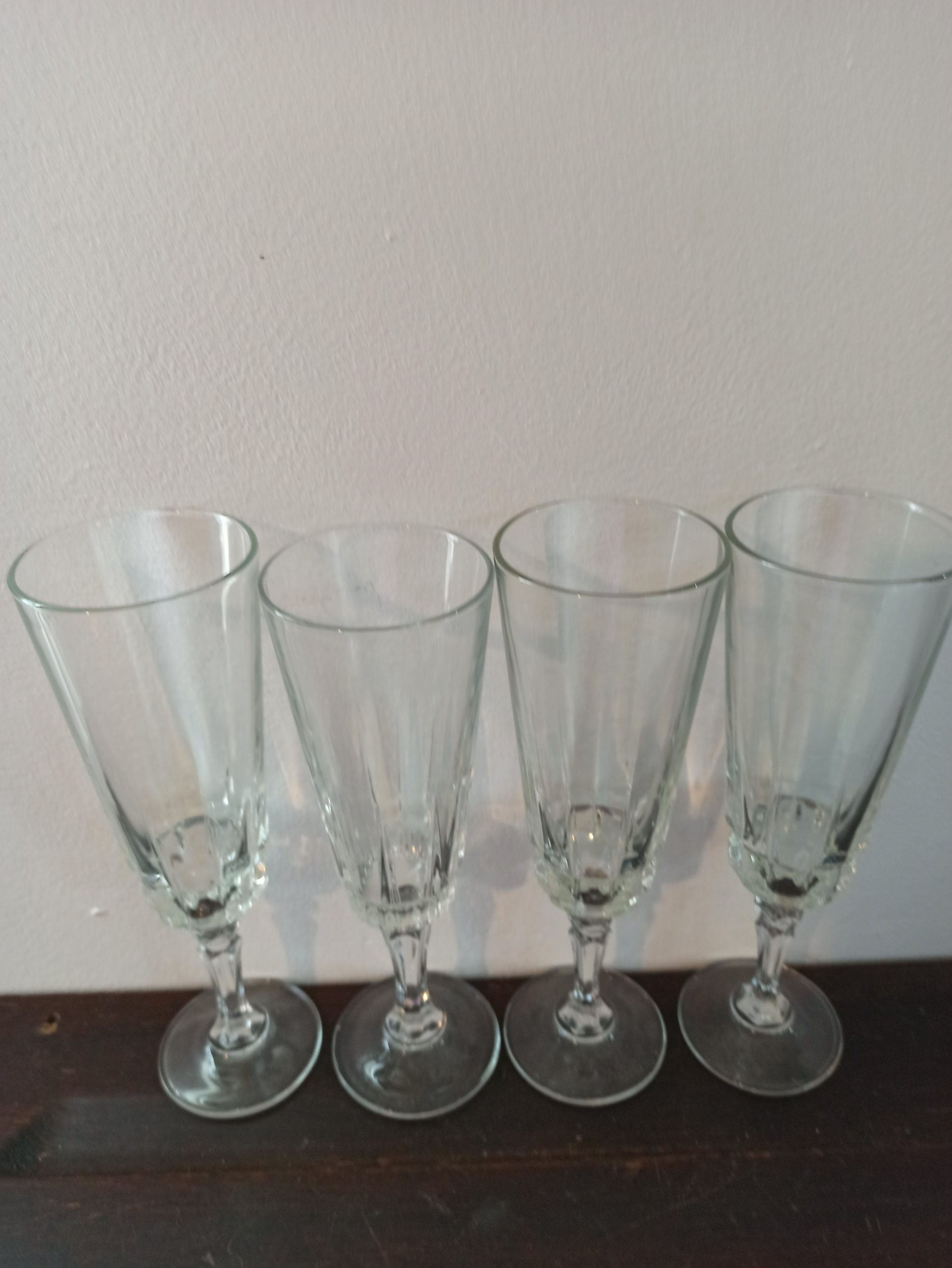 Set of 6 Stem Wine Glasses (Only 4 Shown). Excellent Condition. - Image 2