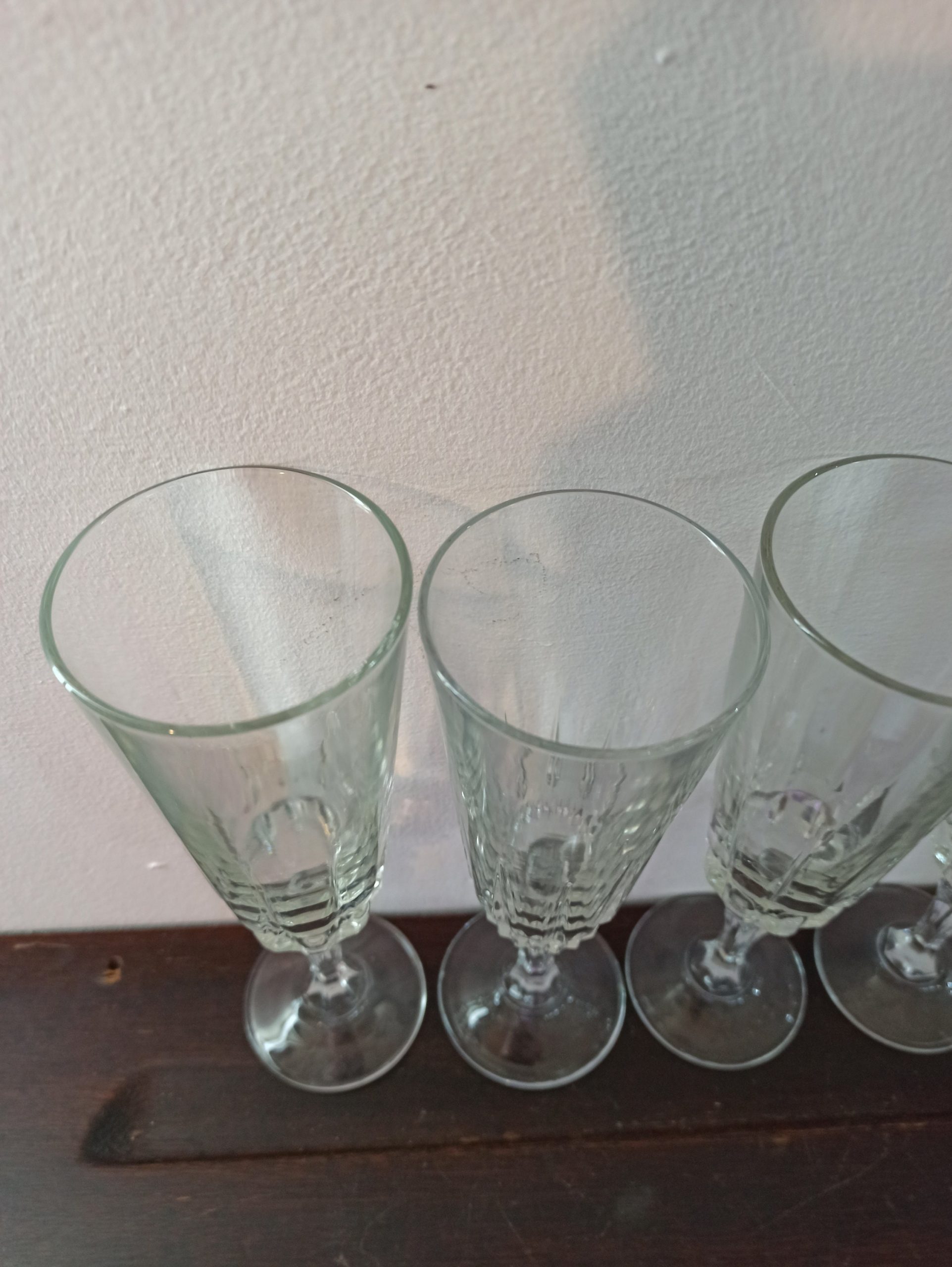 Set of 6 Stem Wine Glasses (Only 4 Shown). Excellent Condition. - Image 3