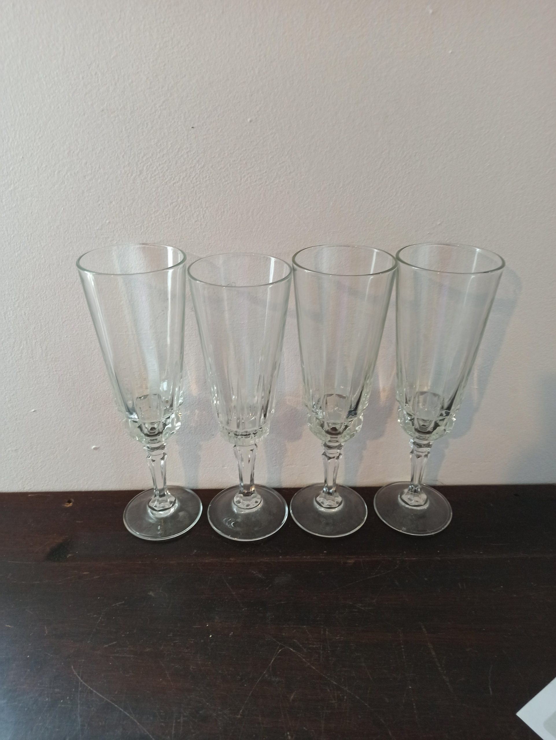 Set of 6 Stem Wine Glasses (Only 4 Shown). Excellent Condition.