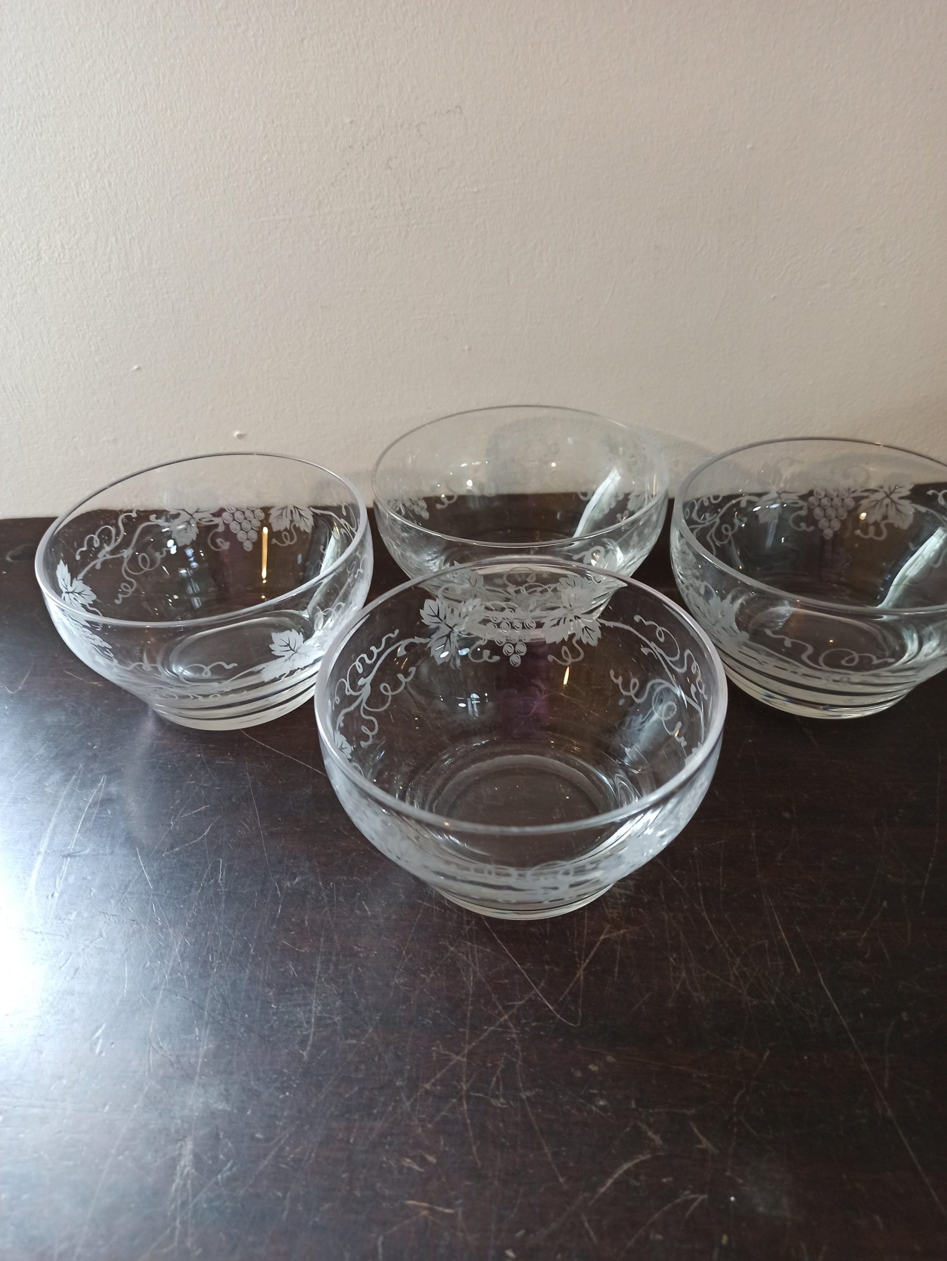 4 Glass Fruit Bowls. Vintage. Very Good Condition. - Image 3