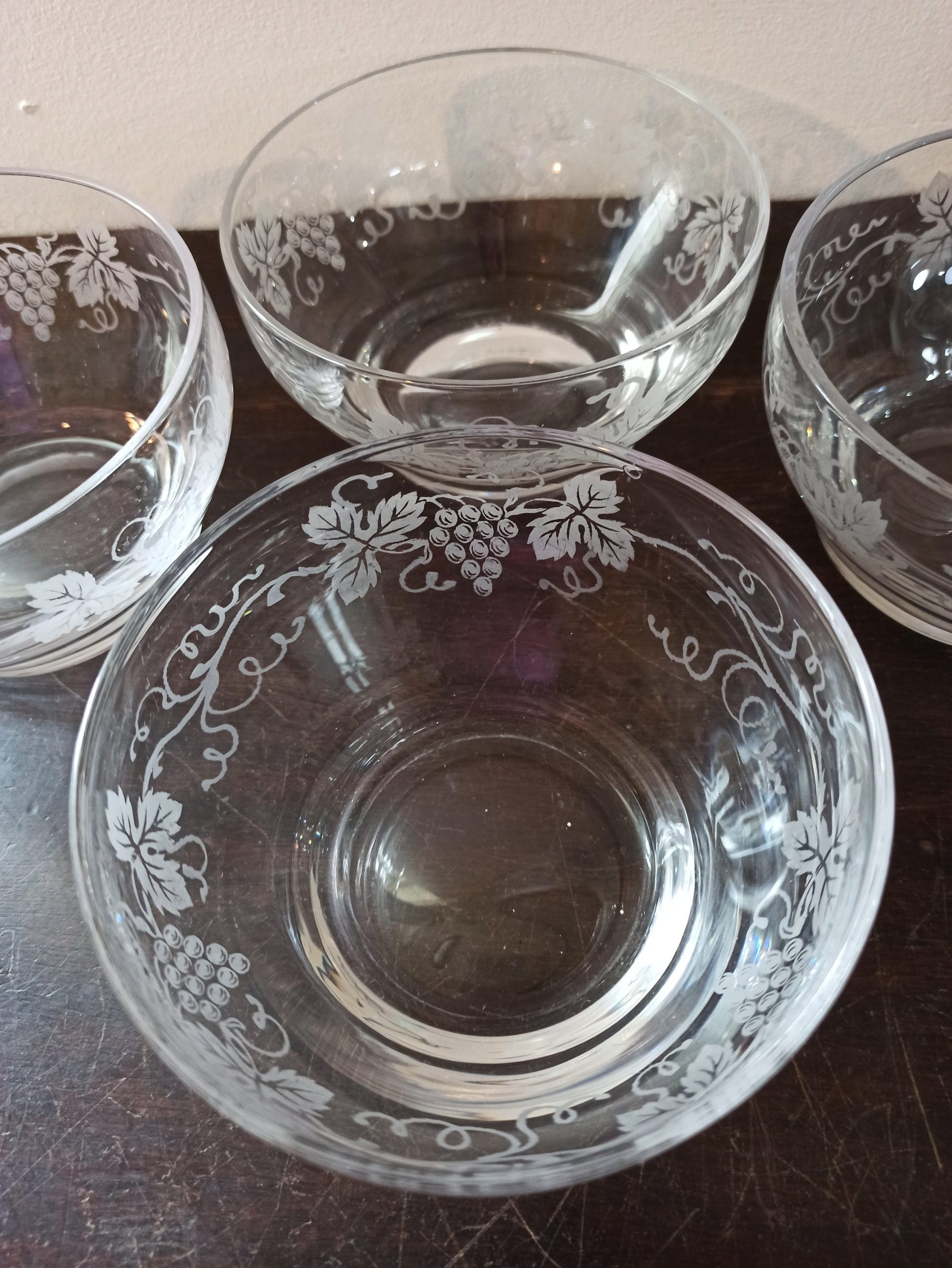 4 Glass Fruit Bowls. Vintage. Very Good Condition. - Image 2