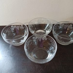 4 Glass Fruit Bowls. Vintage. Very Good Condition.