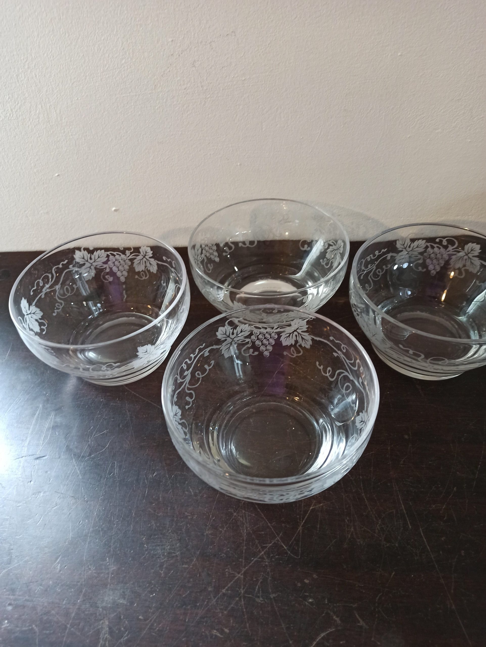 4 Glass Fruit Bowls. Vintage. Very Good Condition.
