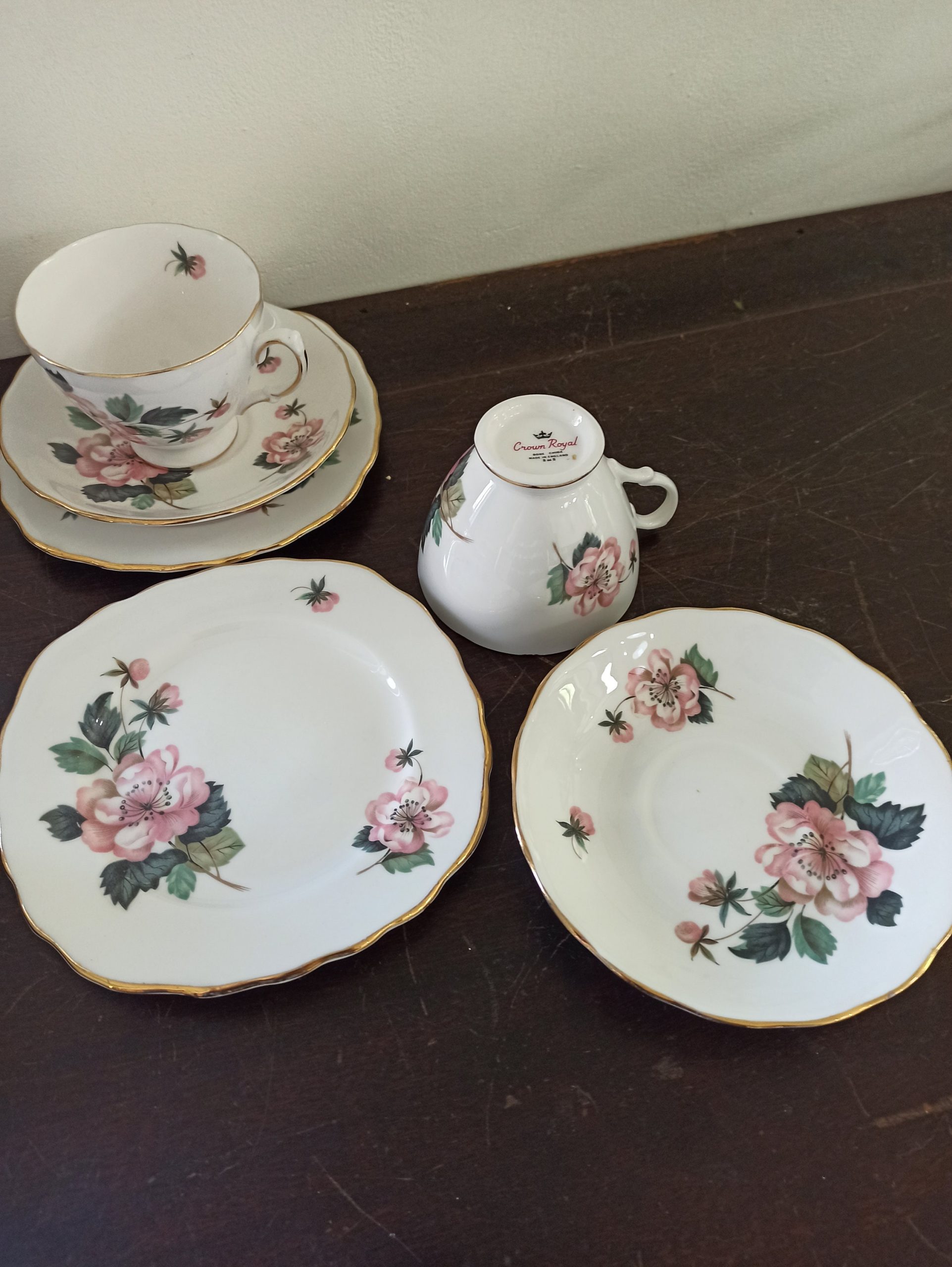 Vintage Floral Tea Set. Royal Crown Bone China. Excellent Condition. 12 Piece. - Image 8