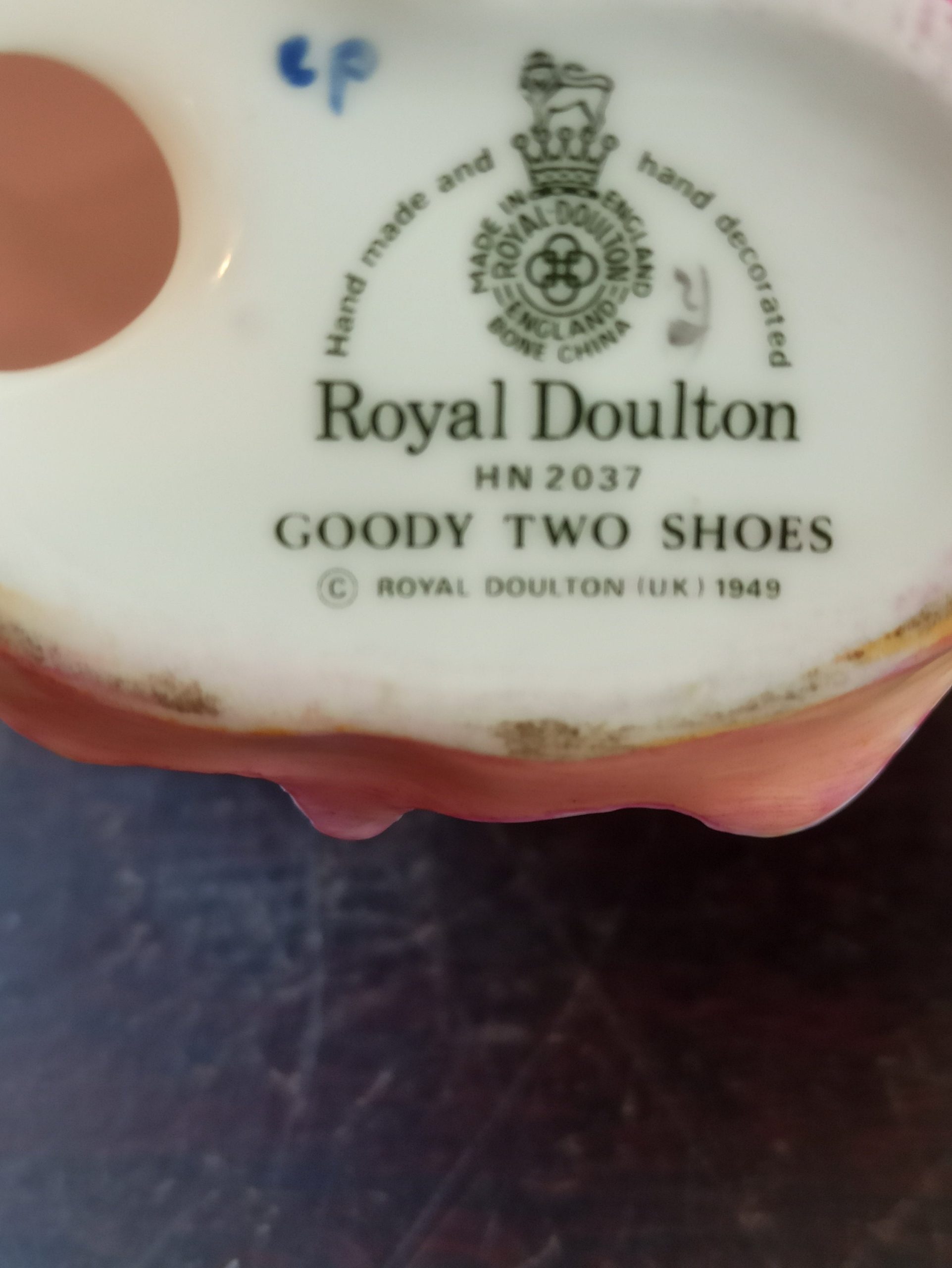 Royal Doulton Goody Two Shoes Collectors Figurine. Excellent Condition. Original From 1949. HN2037. Signed With Makers Mark. Bone China. - Image 5
